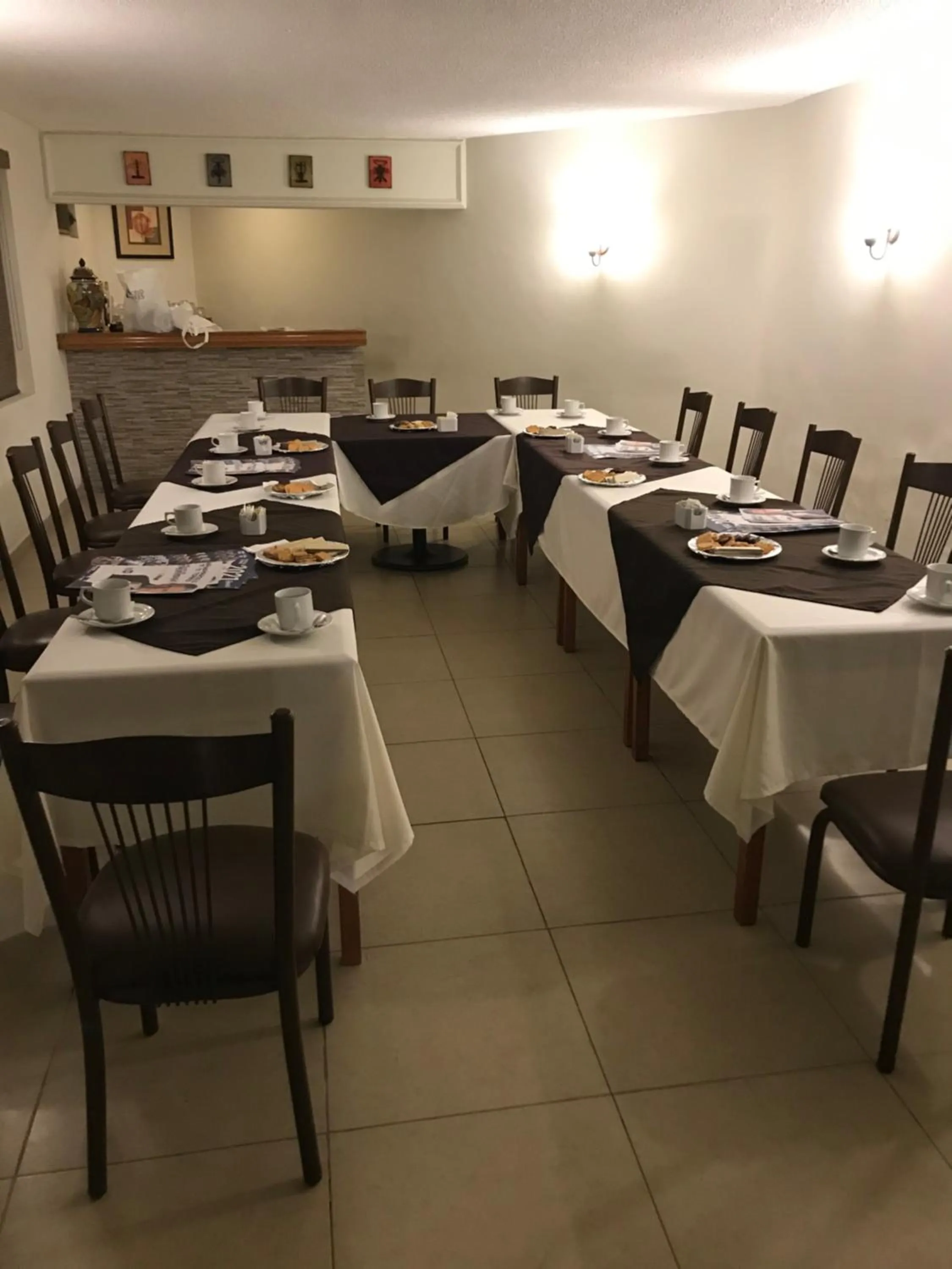 Restaurant/places to eat in Hotel La Villa