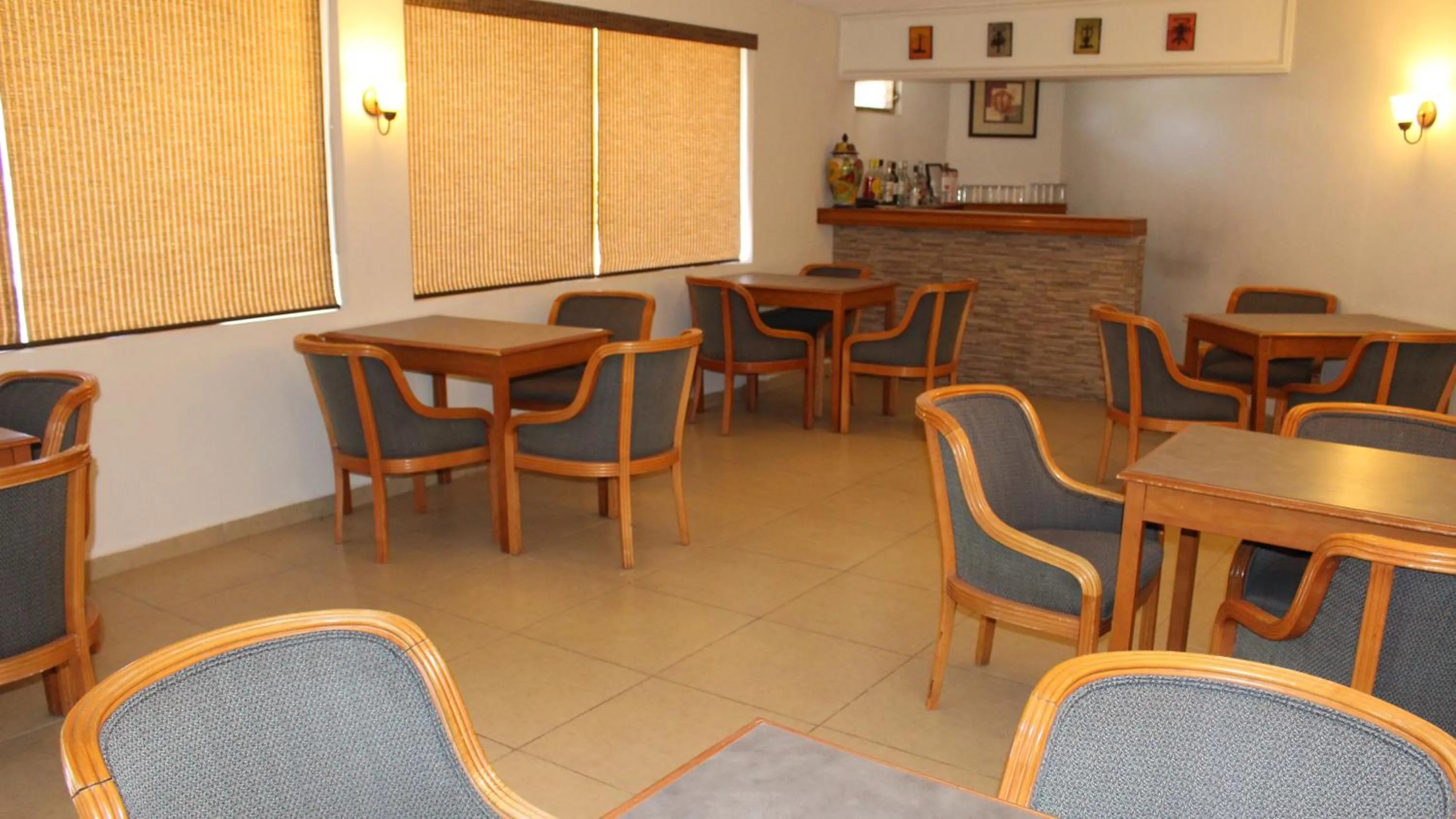 Restaurant/places to eat in Hotel La Villa