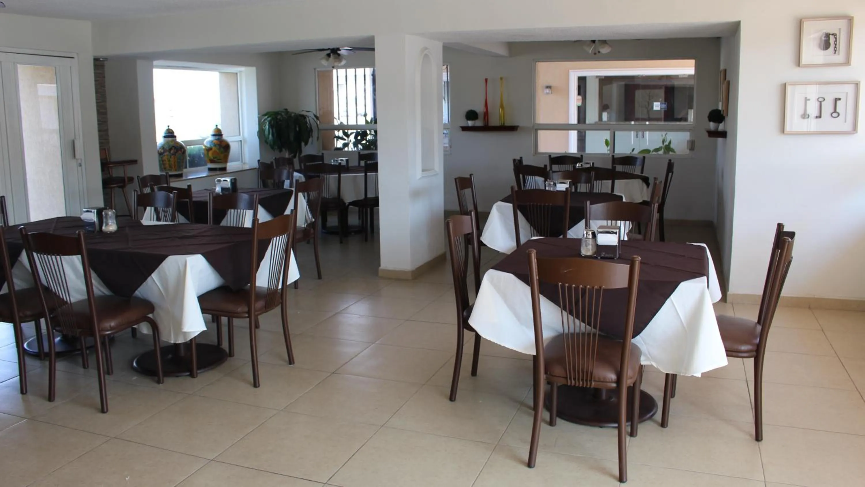 Restaurant/places to eat in Hotel La Villa