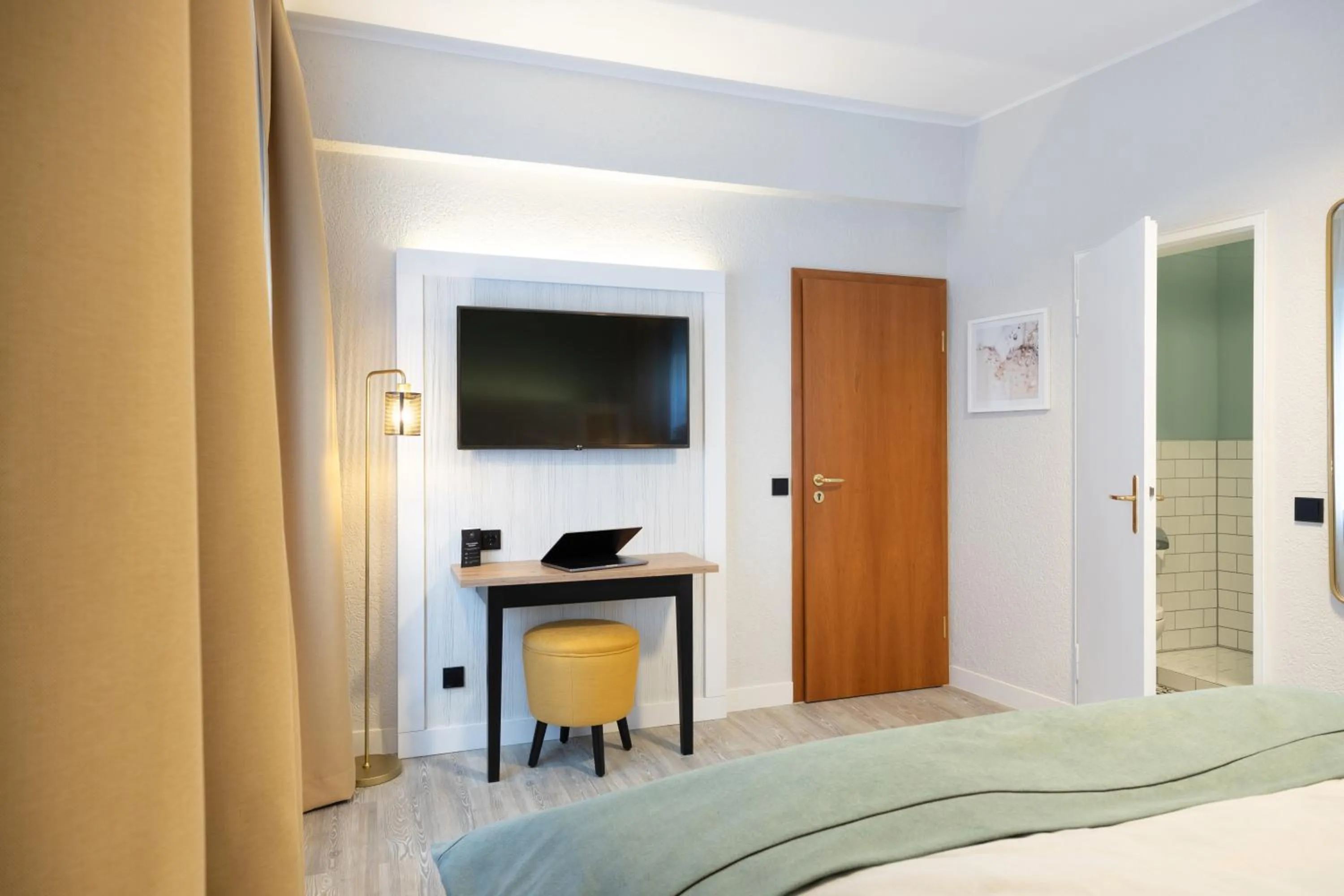 TV and multimedia, Bed in Garner Hotel Cologne - Engelbertz by IHG