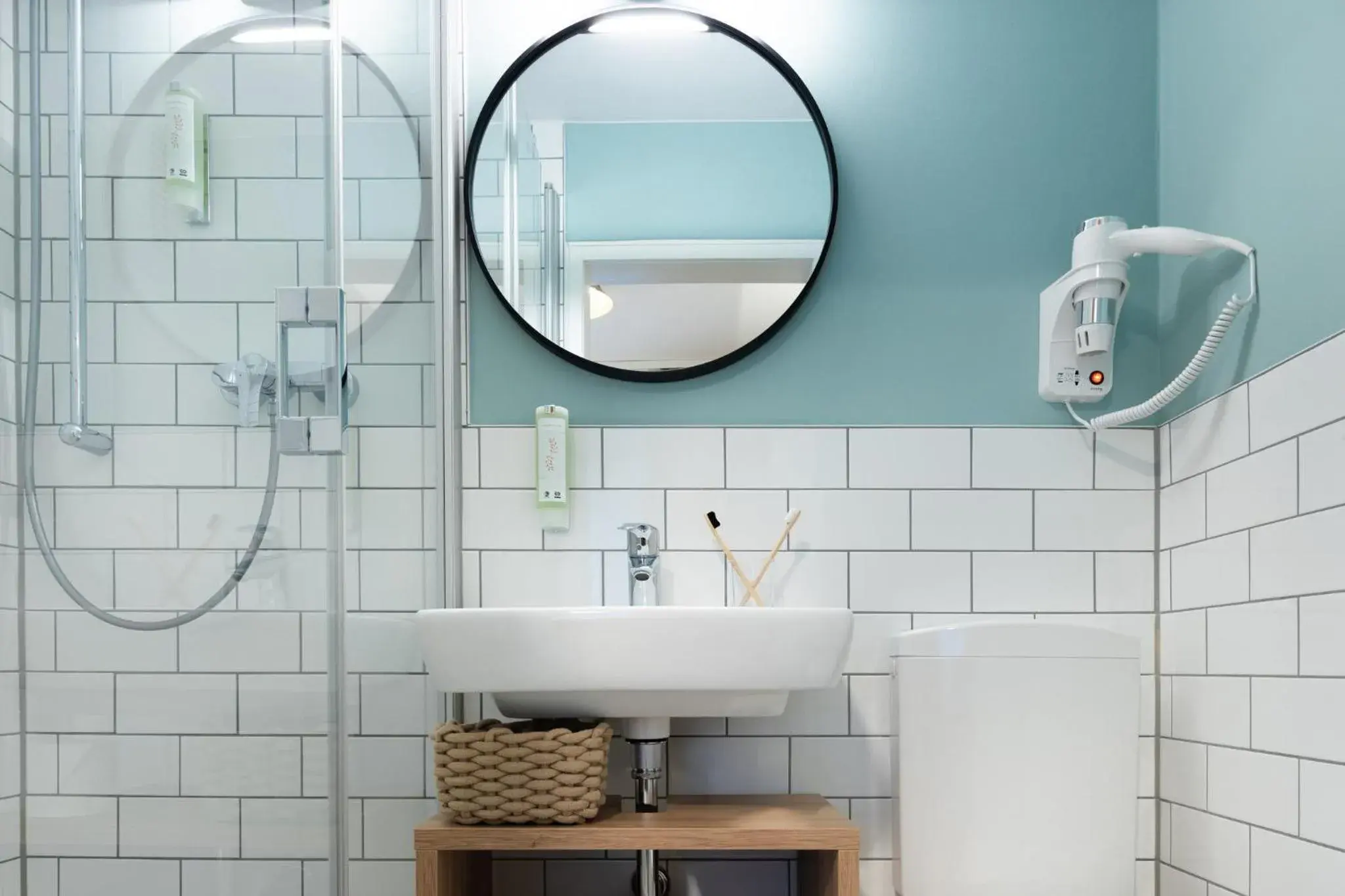 Bathroom in Garner Hotel Cologne - Engelbertz by IHG Bathroom in Garner Hotel Cologne - Engelbertz by IHG