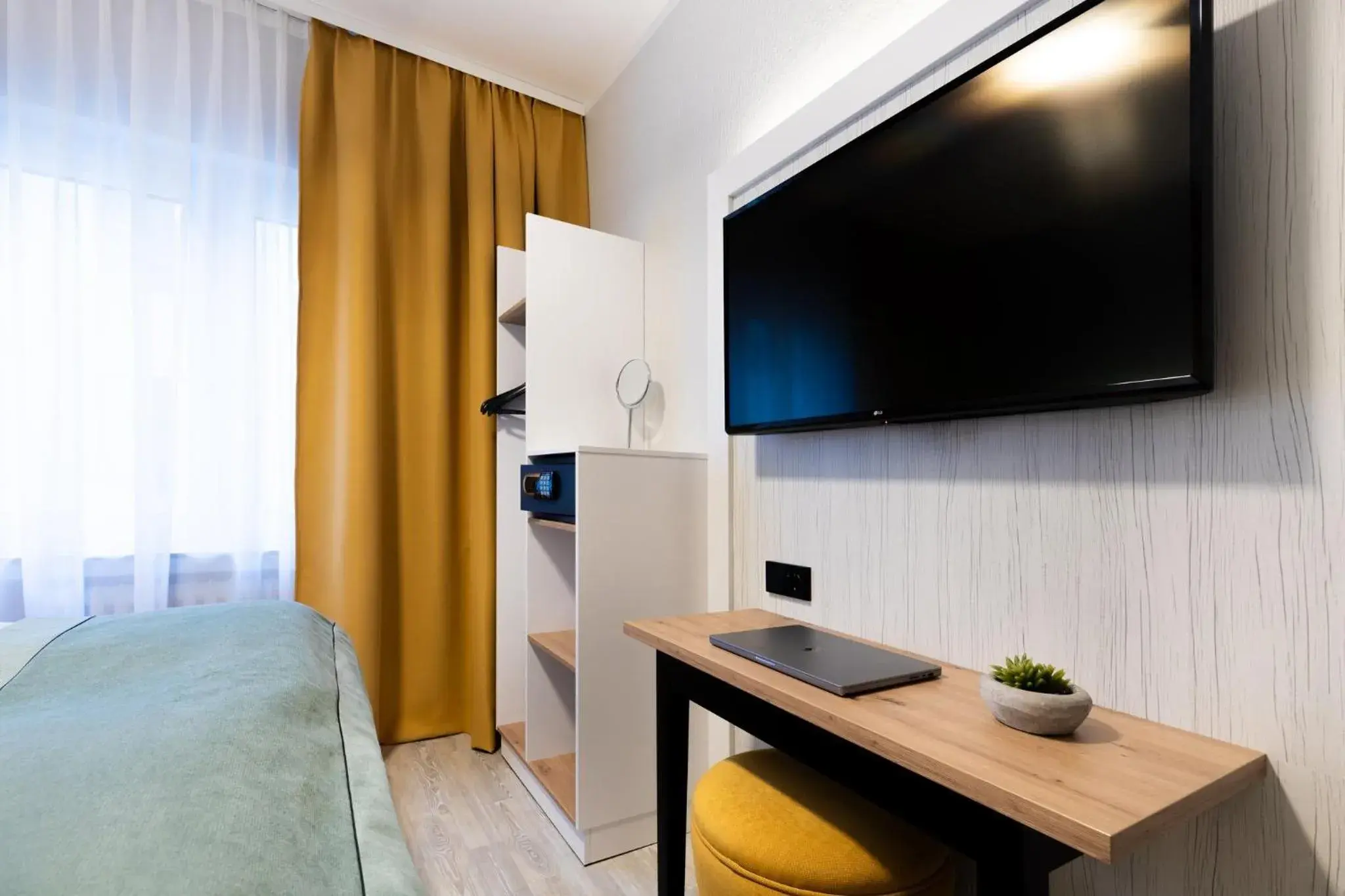 TV and multimedia, Bed in Garner Hotel Cologne - Engelbertz by IHG TV and multimedia, Bed in Garner Hotel Cologne - Engelbertz by IHG