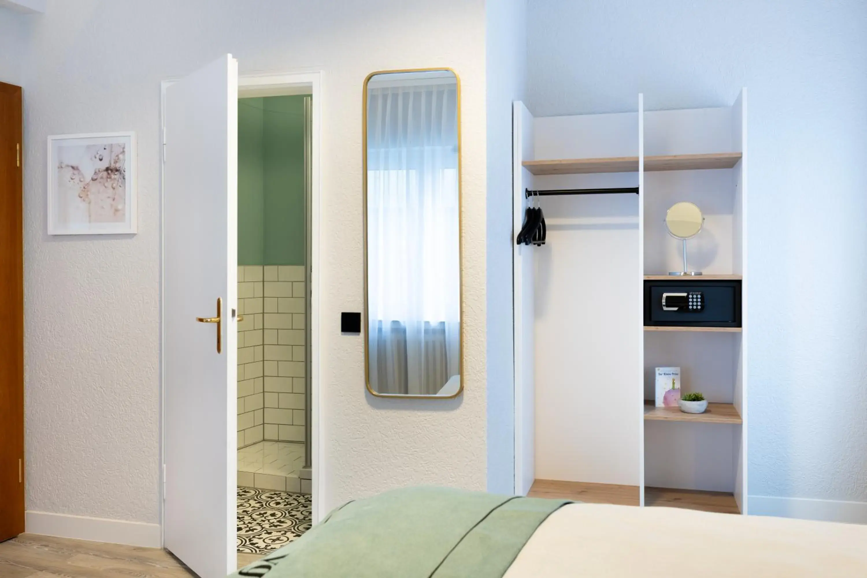 Photo of the whole room, Bed in Garner Hotel Cologne - Engelbertz by IHG Photo of the whole room, Bed in Garner Hotel Cologne - Engelbertz by IHG