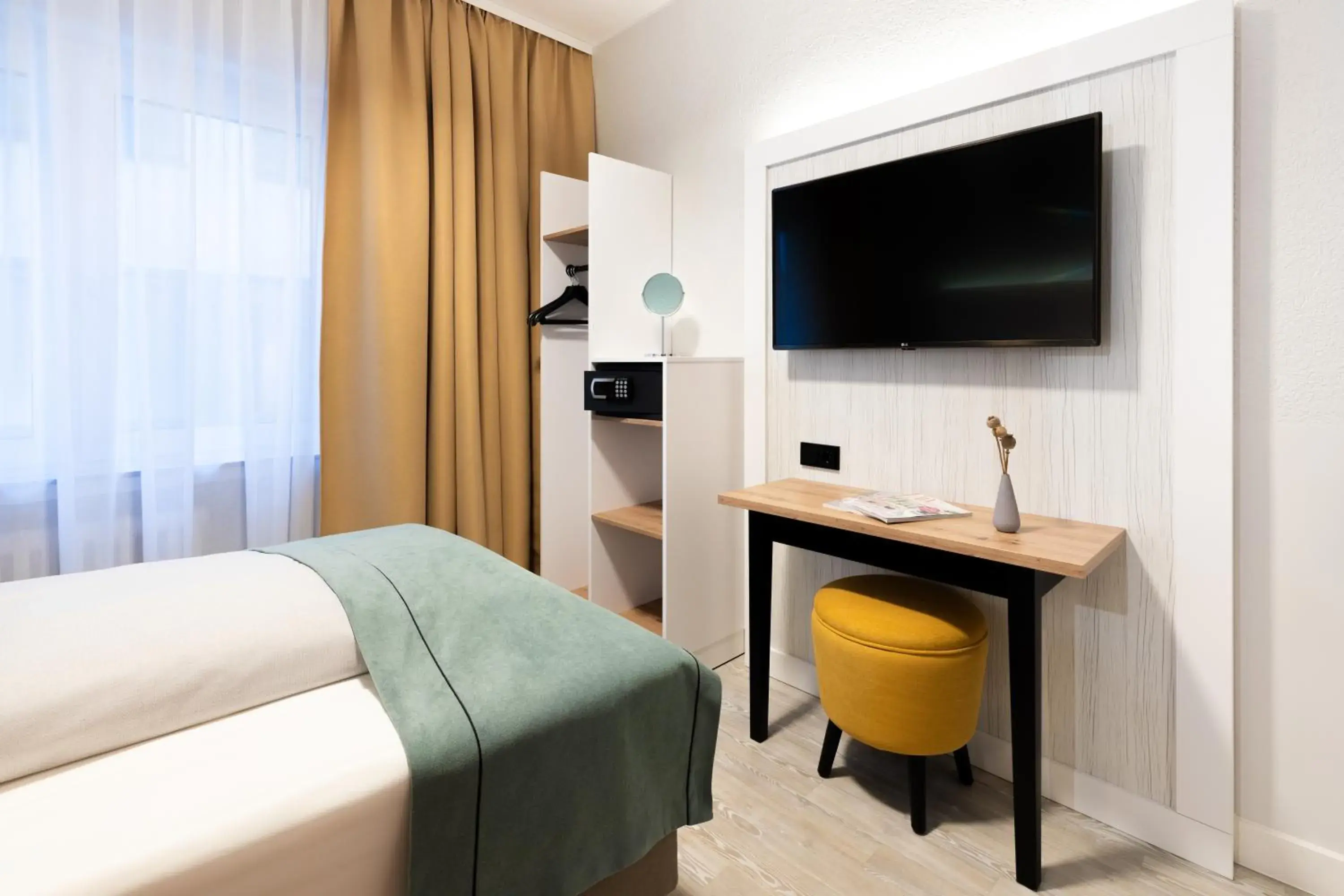 Photo of the whole room, Bed in Garner Hotel Cologne - Engelbertz by IHG Photo of the whole room, Bed in Garner Hotel Cologne - Engelbertz by IHG