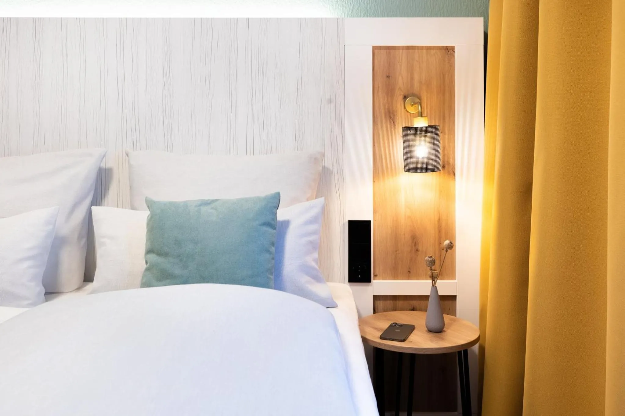 Photo of the whole room, Bed in Garner Hotel Cologne - Engelbertz by IHG