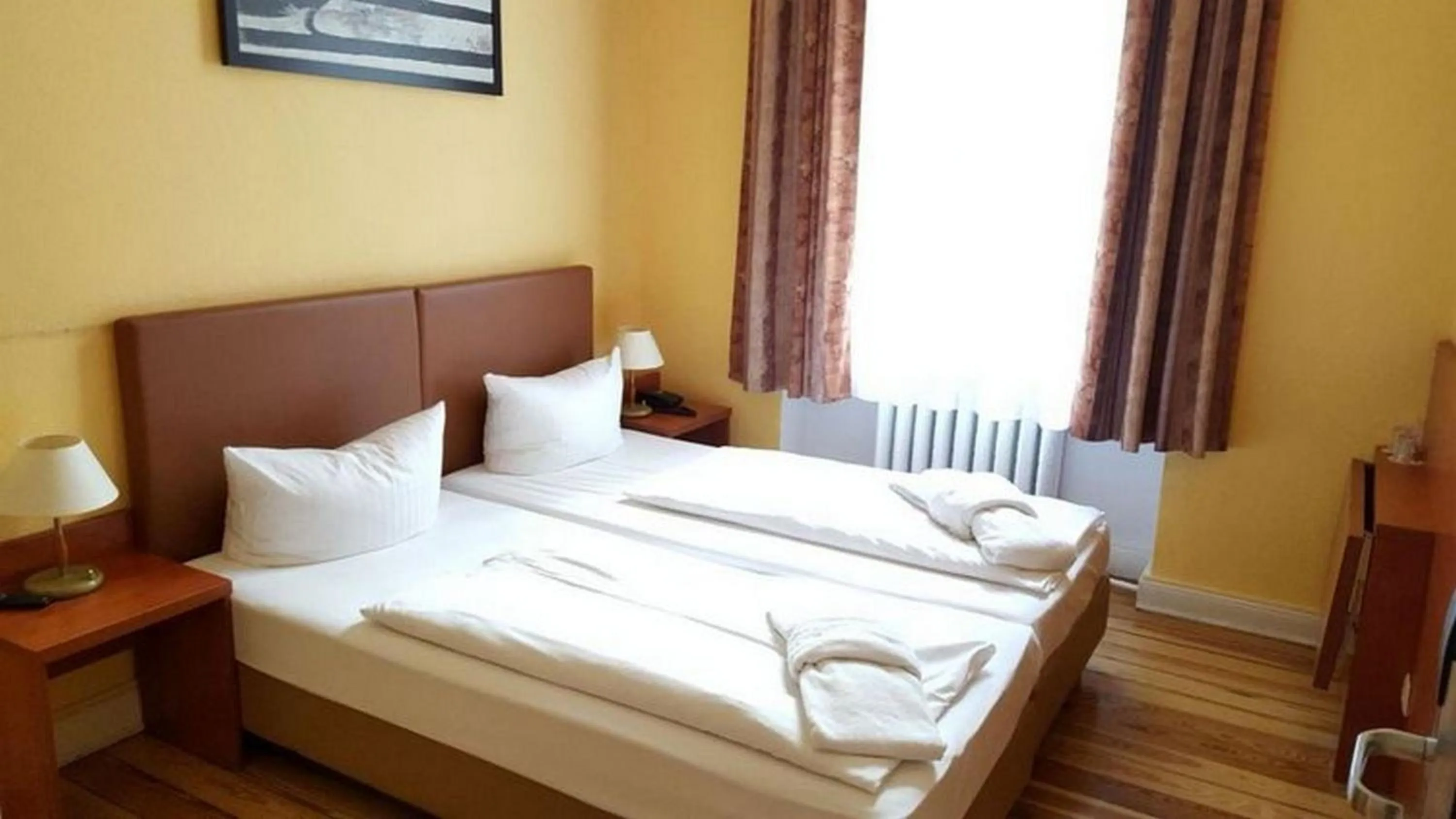 Bed in City Hotel am Kurfürstendamm