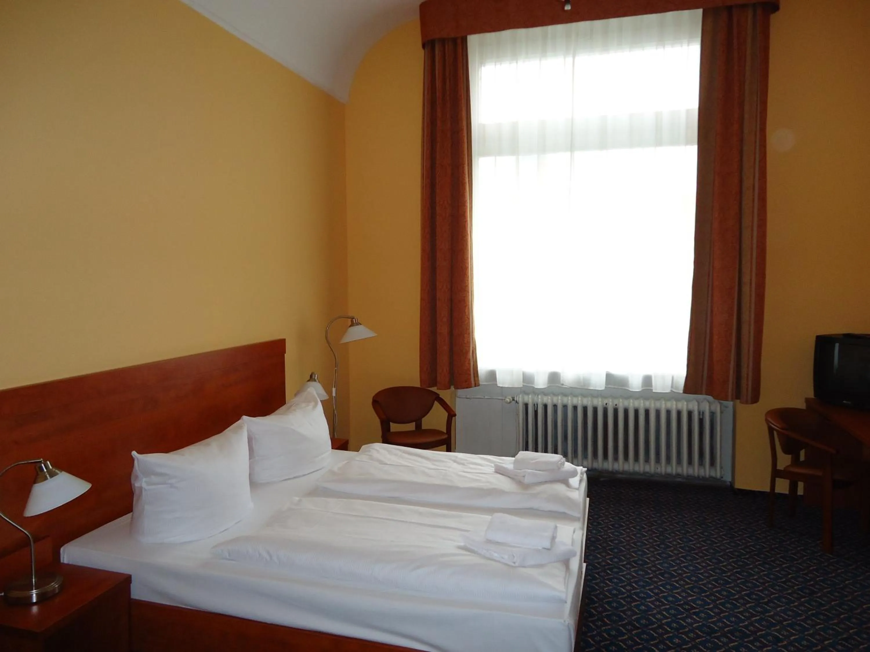 Photo of the whole room, Bed in City Hotel am Kurfürstendamm