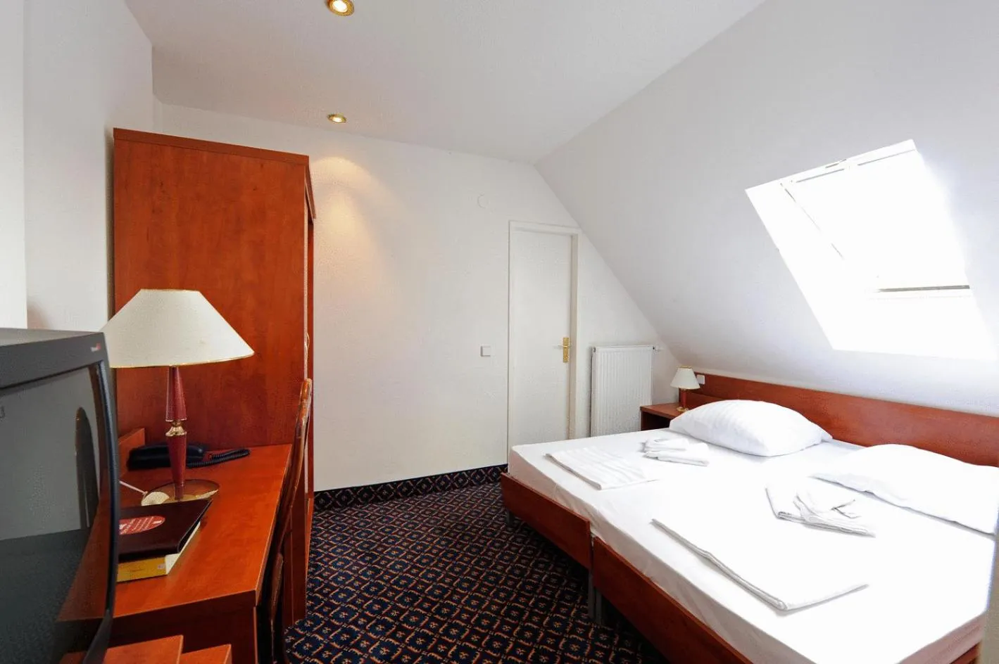 Photo of the whole room, Bed in City Hotel am Kurfürstendamm