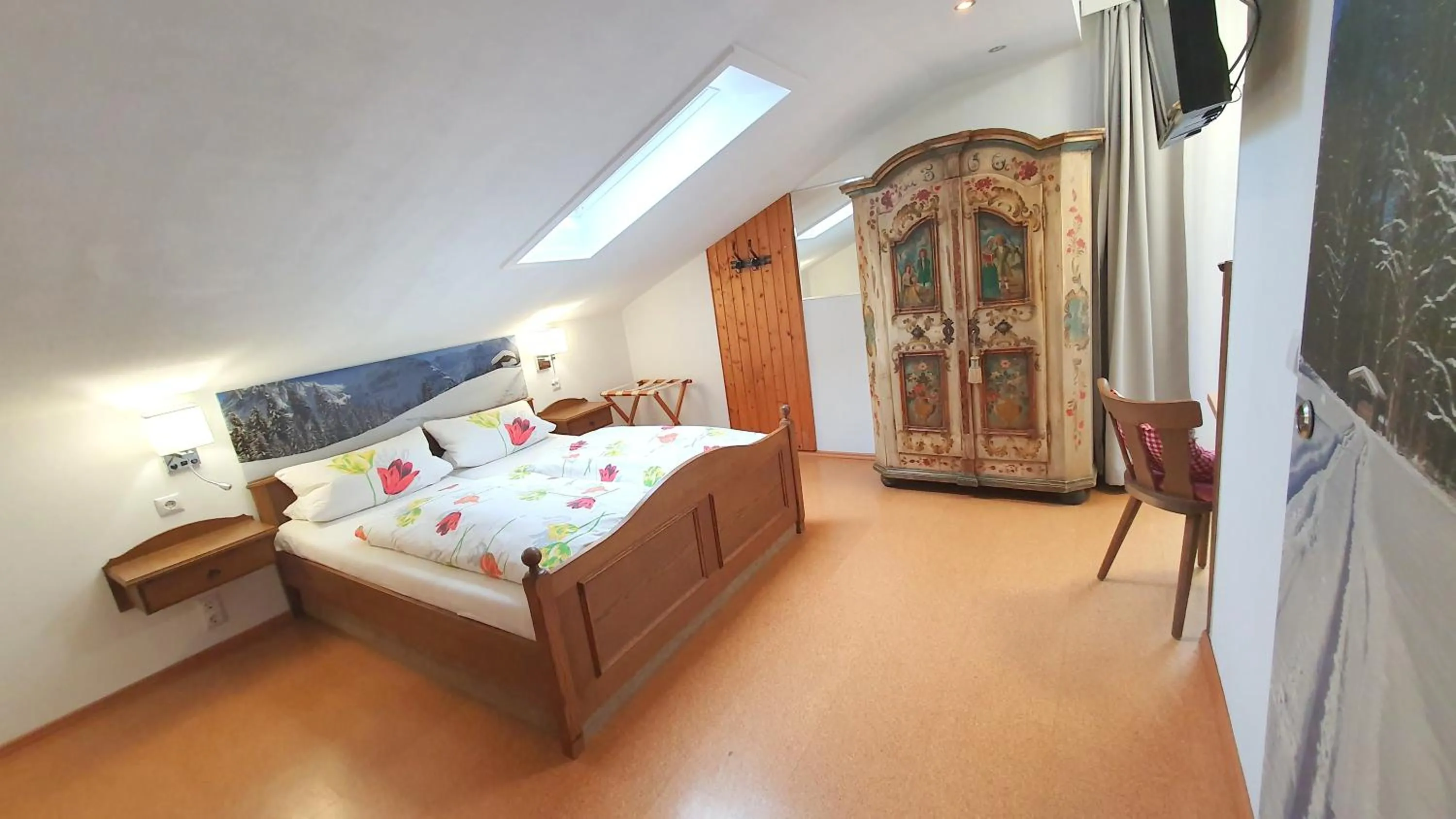 Bed in Hotel Garni Haus Alpine - Chiemgau Karte inkl