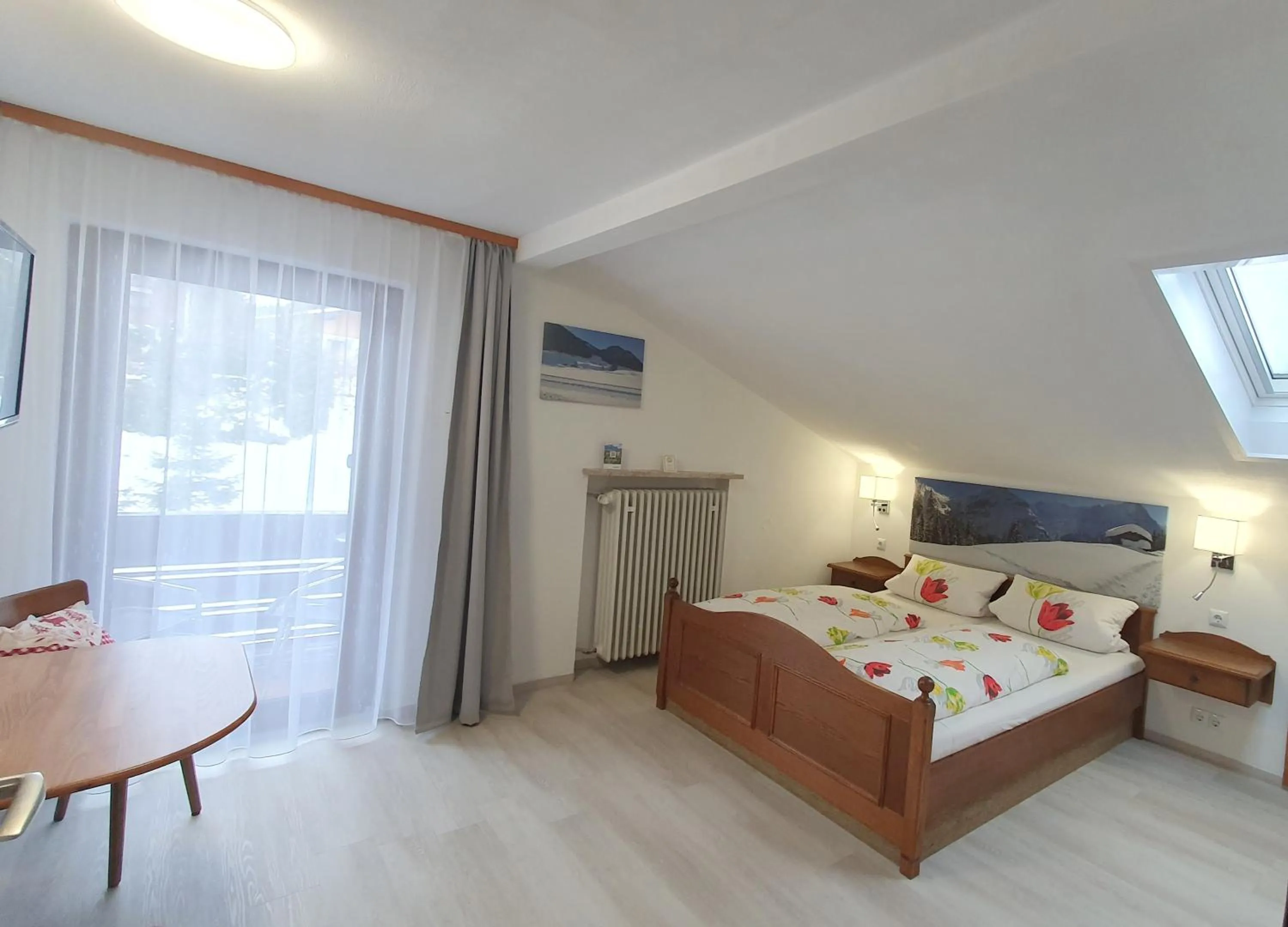 Bed in Hotel Garni Haus Alpine - Chiemgau Karte inkl