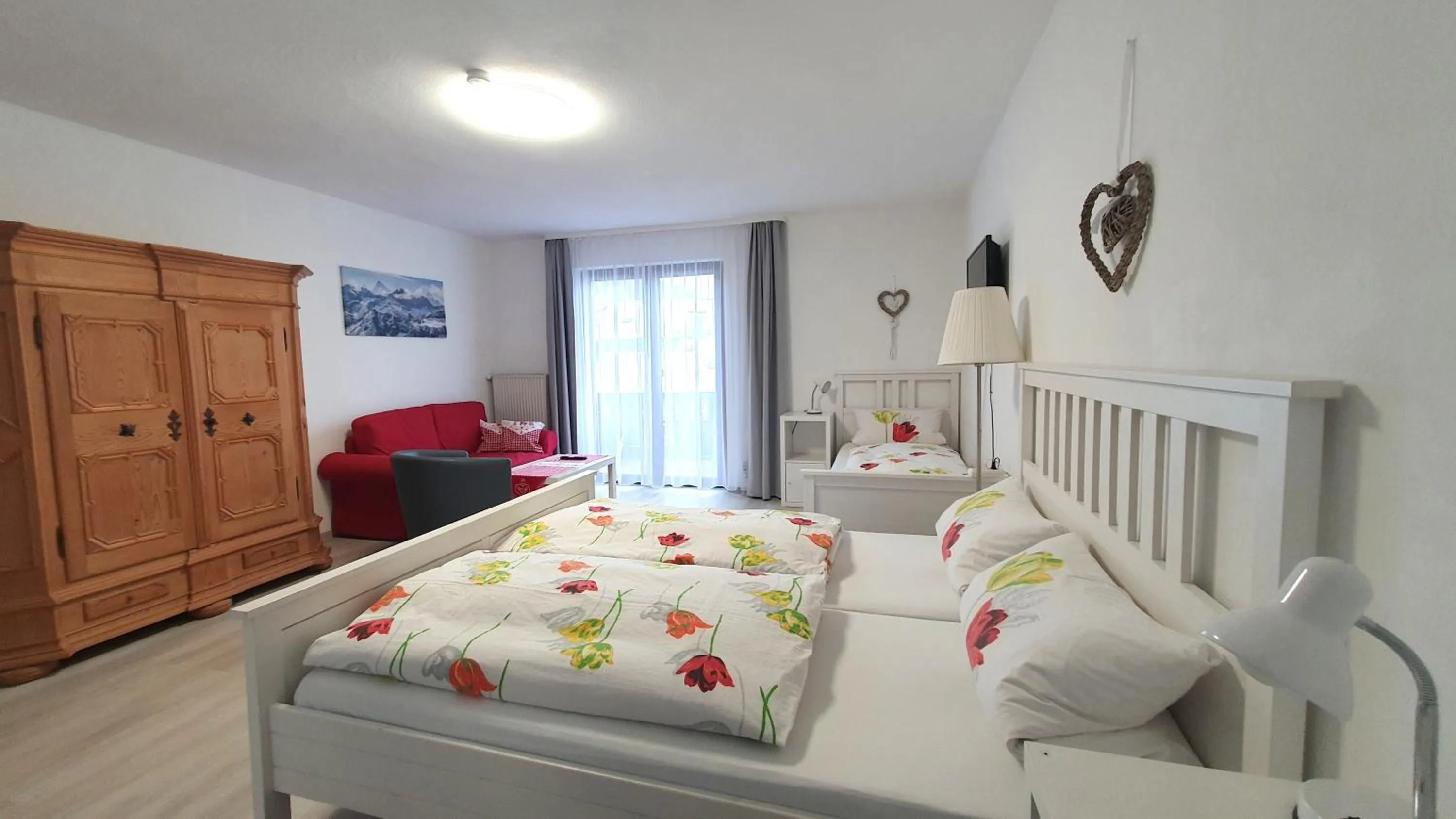 Bed in Hotel Garni Haus Alpine - Chiemgau Karte inkl