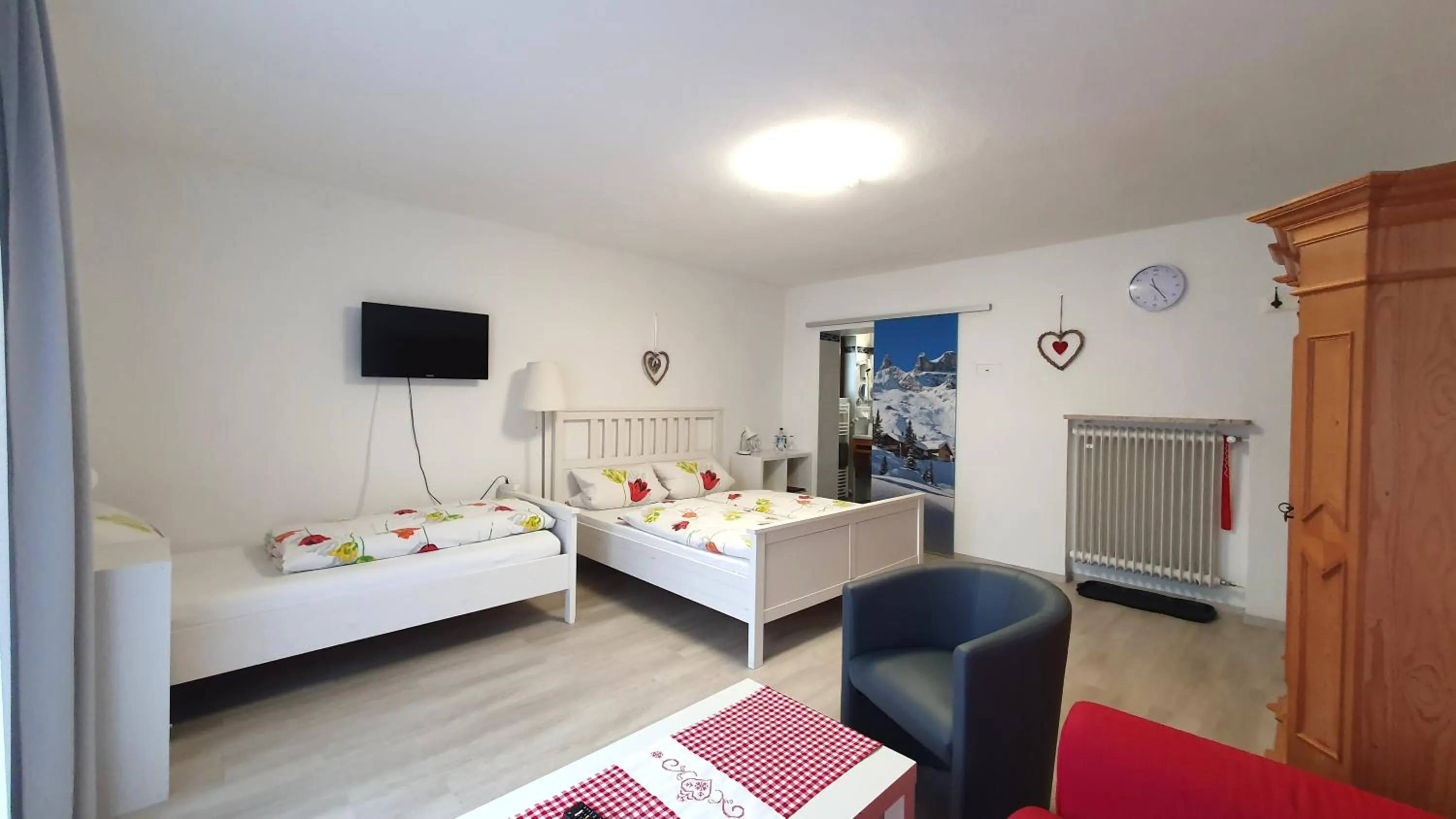 Bed in Hotel Garni Haus Alpine - Chiemgau Karte inkl