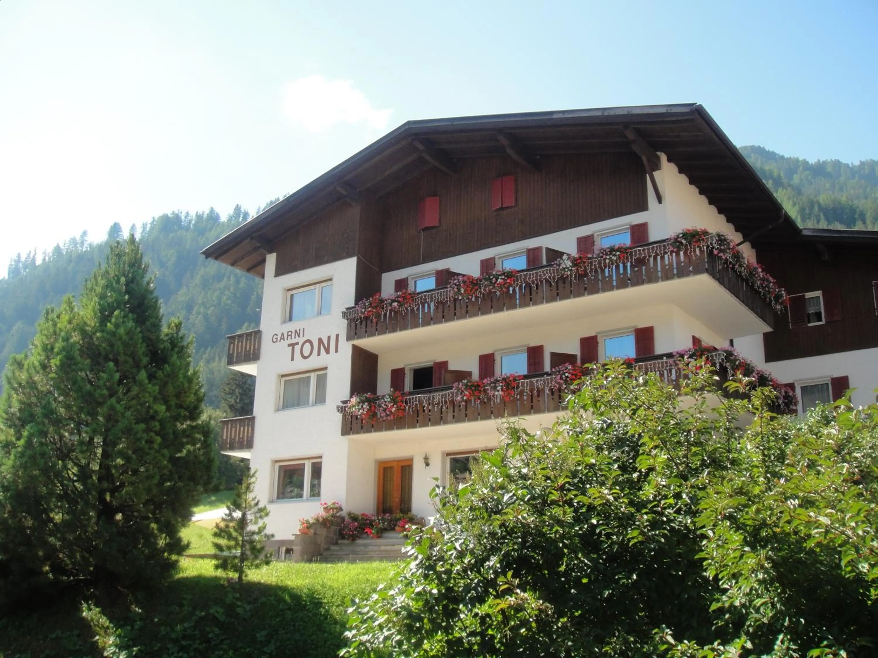 Property building in Garni Toni