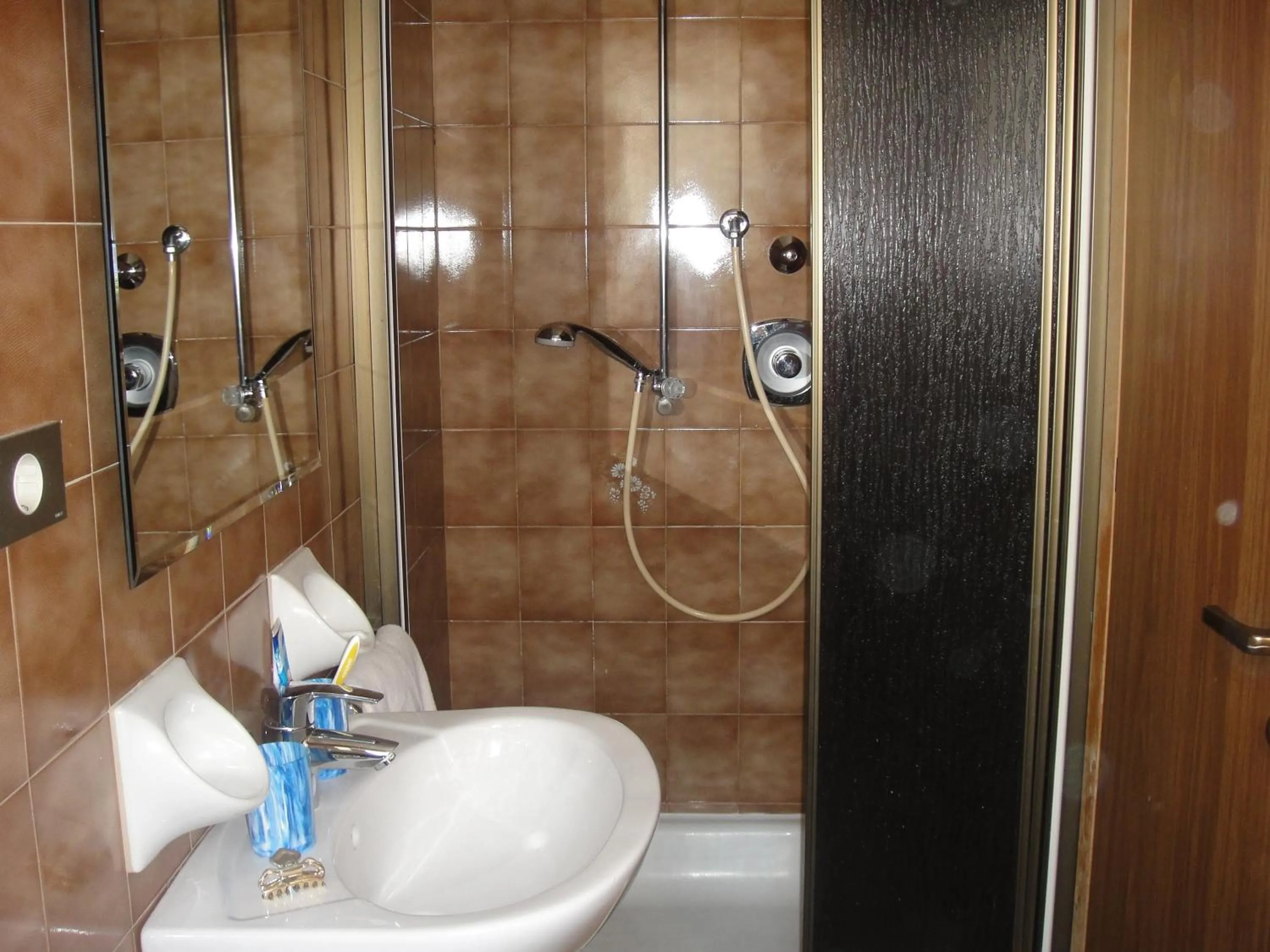 Shower in Garni Toni