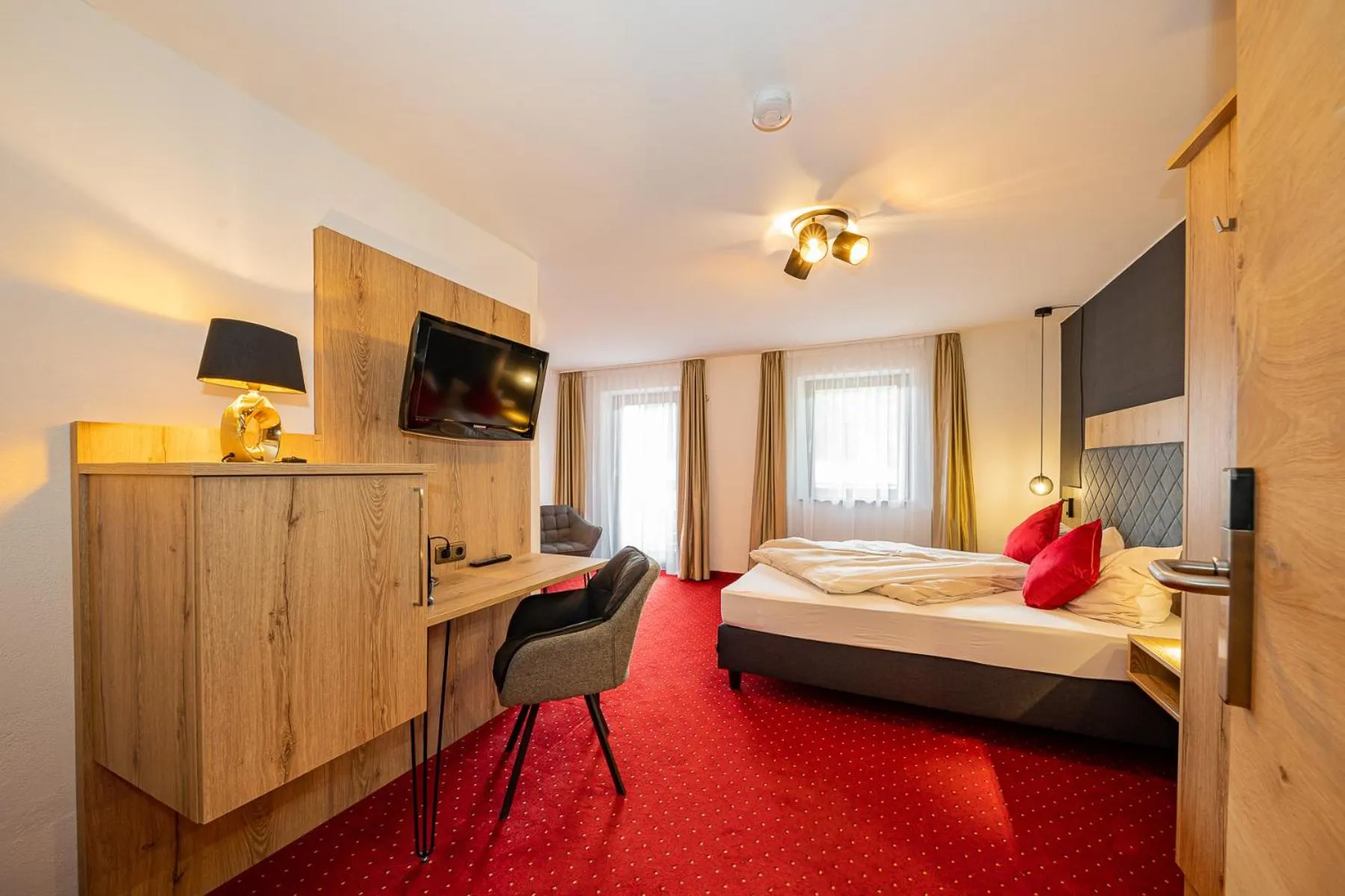 Photo of the whole room, Bed in Berghotel & Chalets Adersberg Chiemgau Card kostenfrei