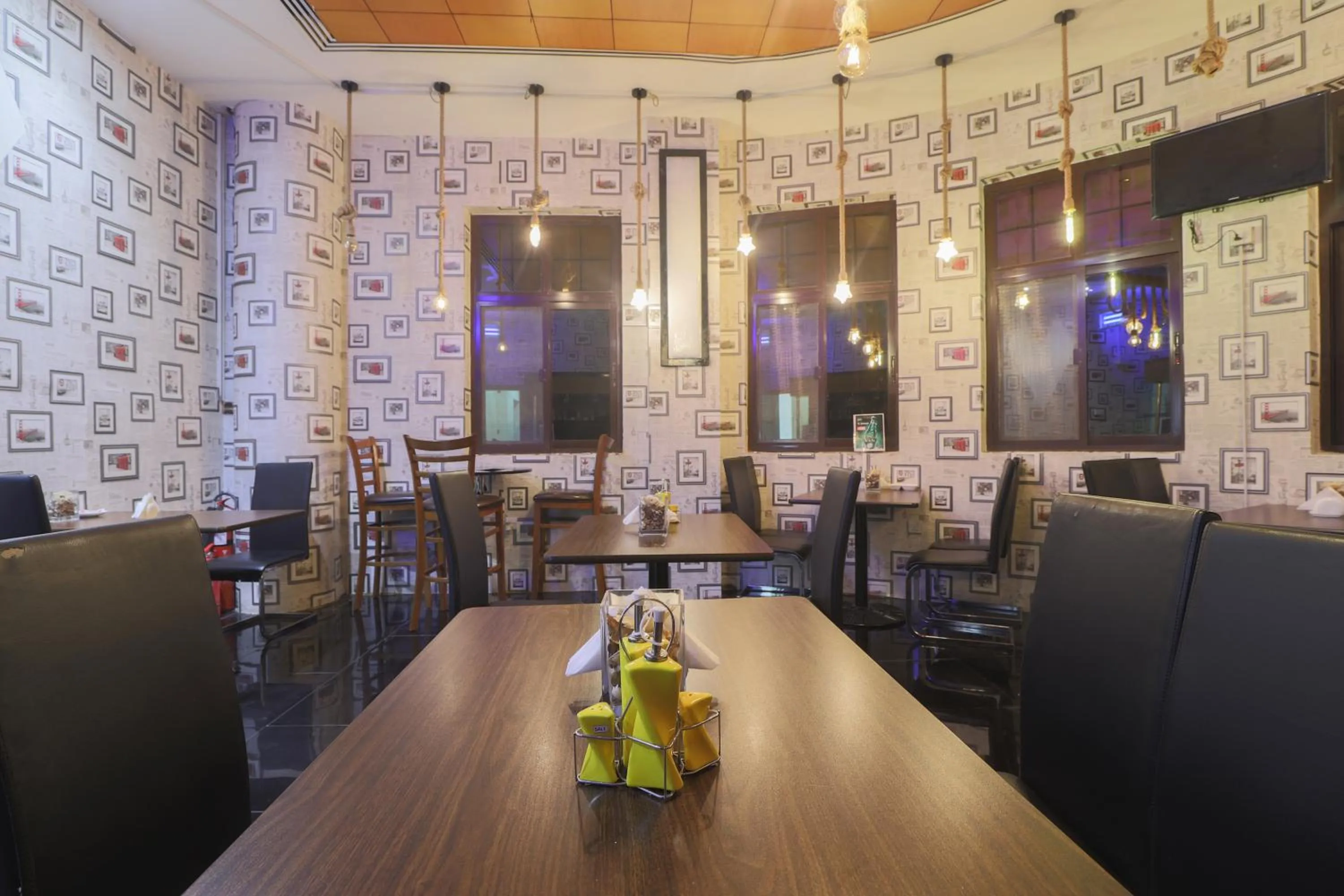 Restaurant/places to eat in Eureka Hotel