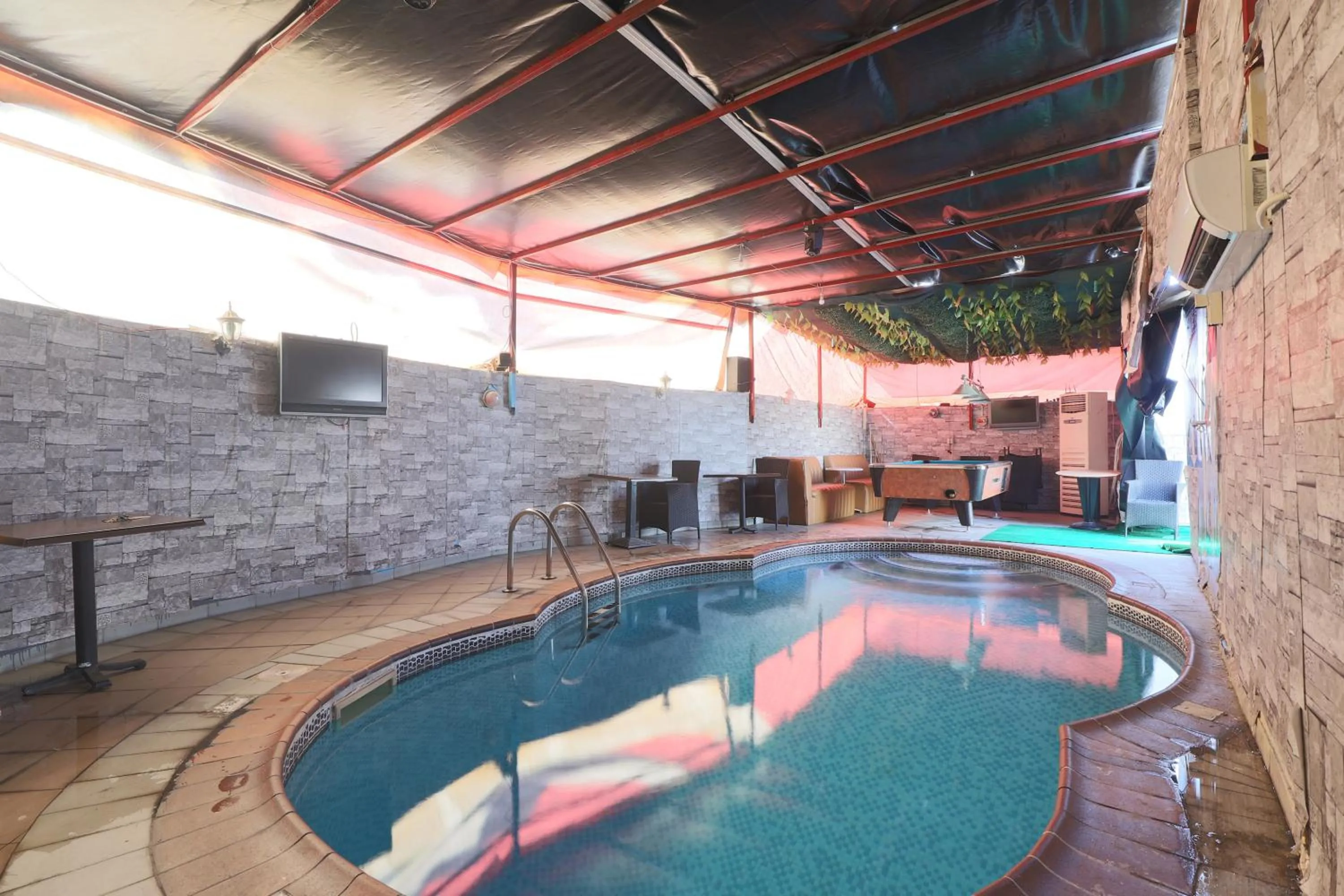 Swimming pool in Eureka Hotel