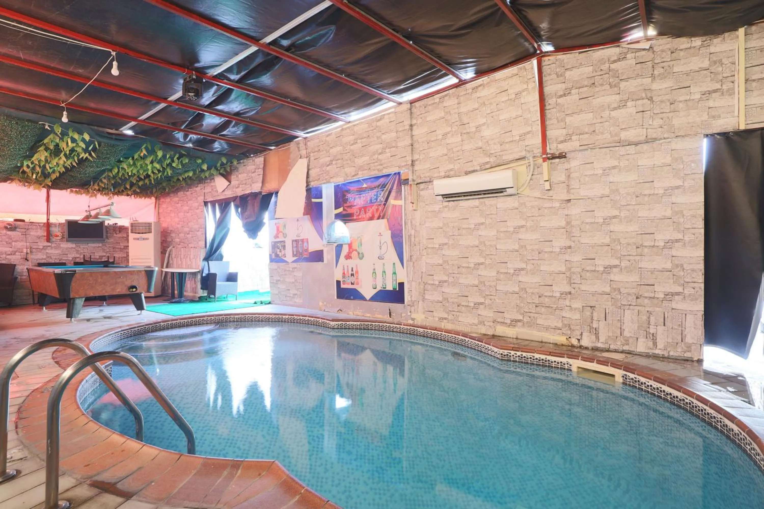 Swimming pool in Eureka Hotel