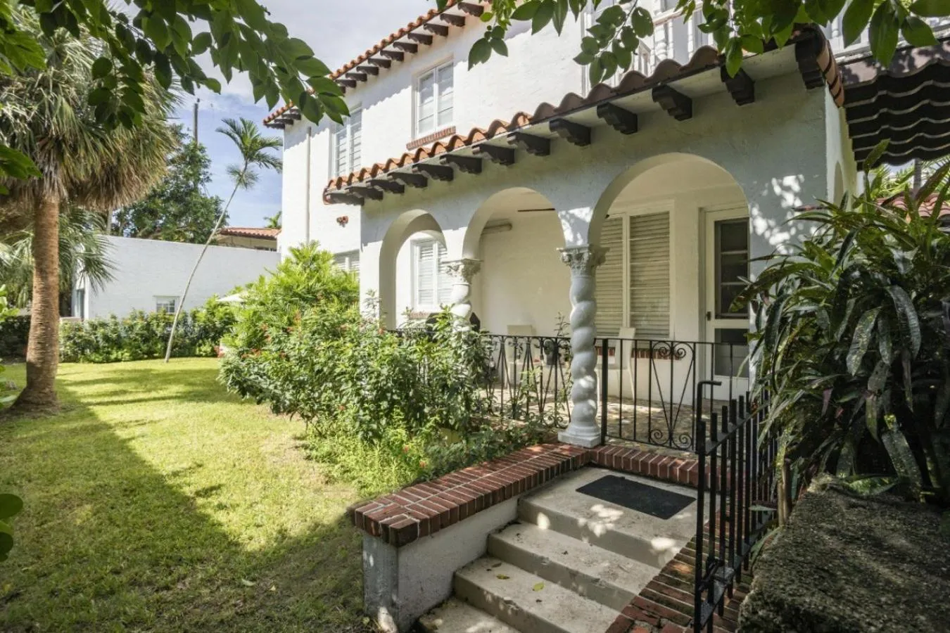 Property building in Casa Coral