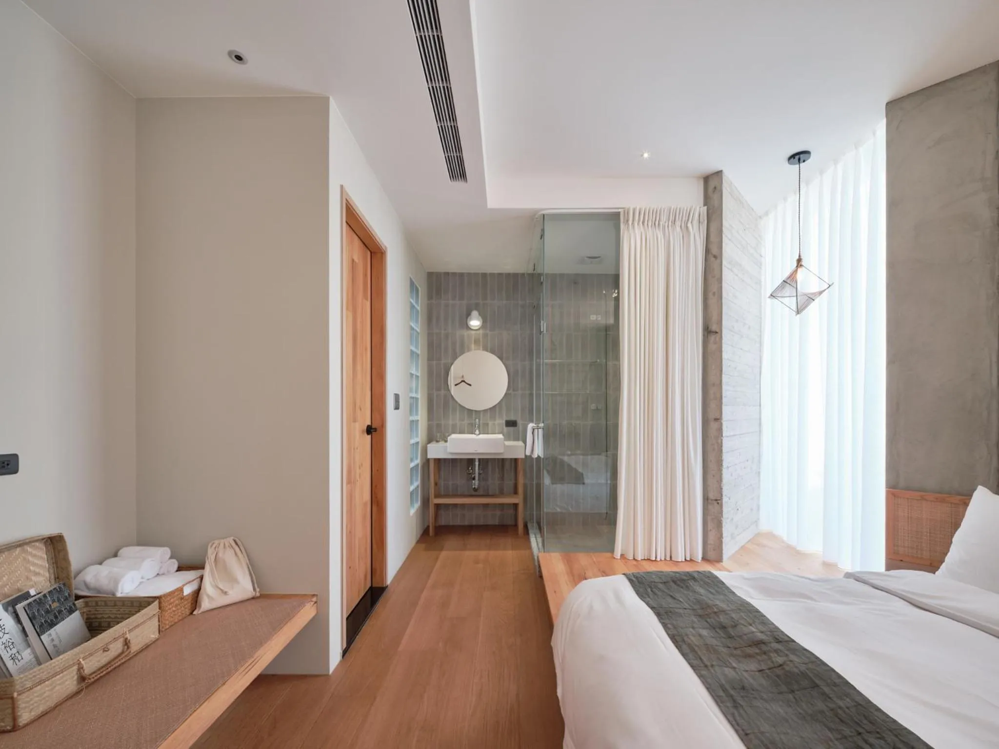 Photo of the whole room, Bed in OR Inn