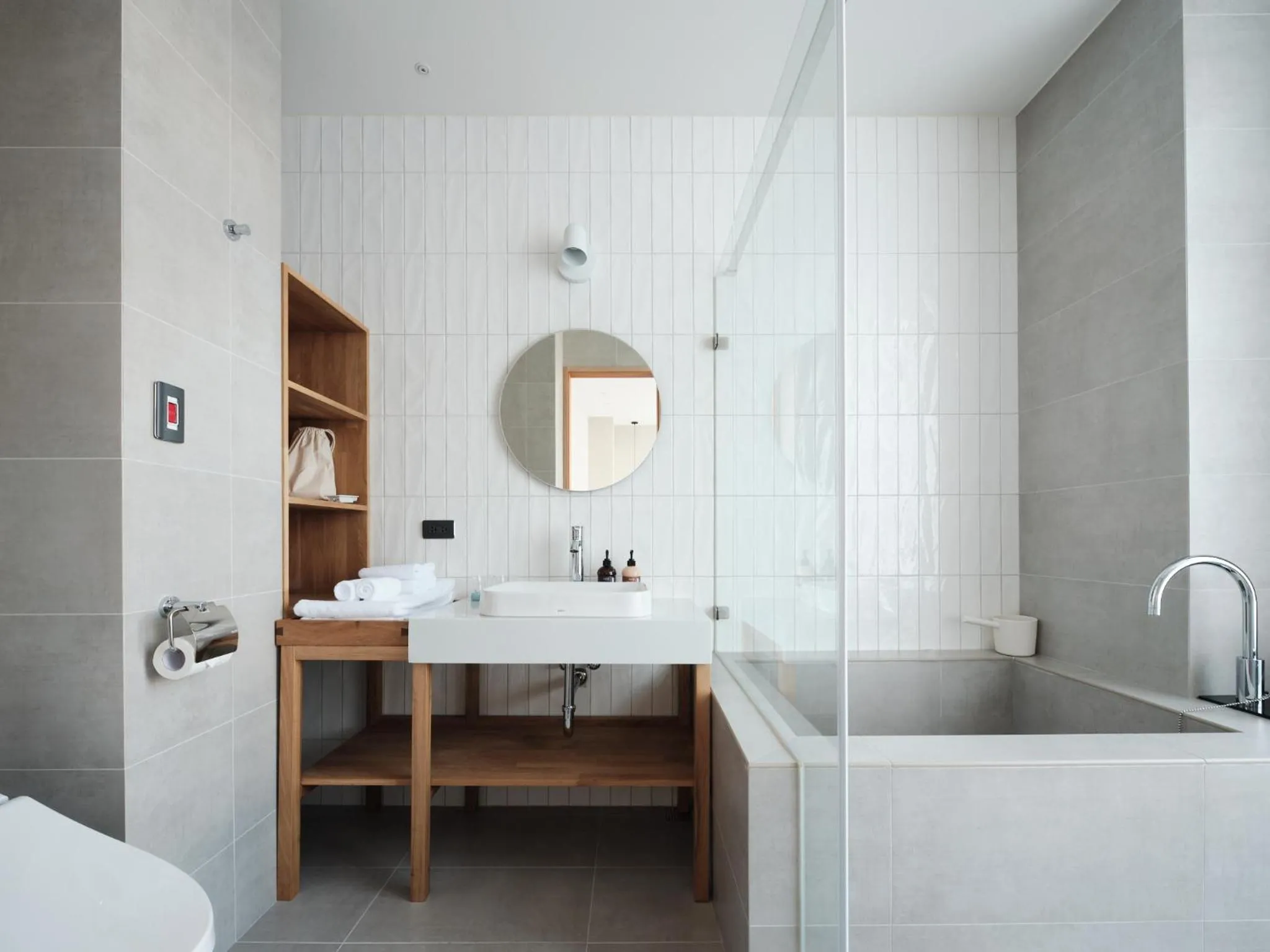 Bathroom, Bed in OR Inn