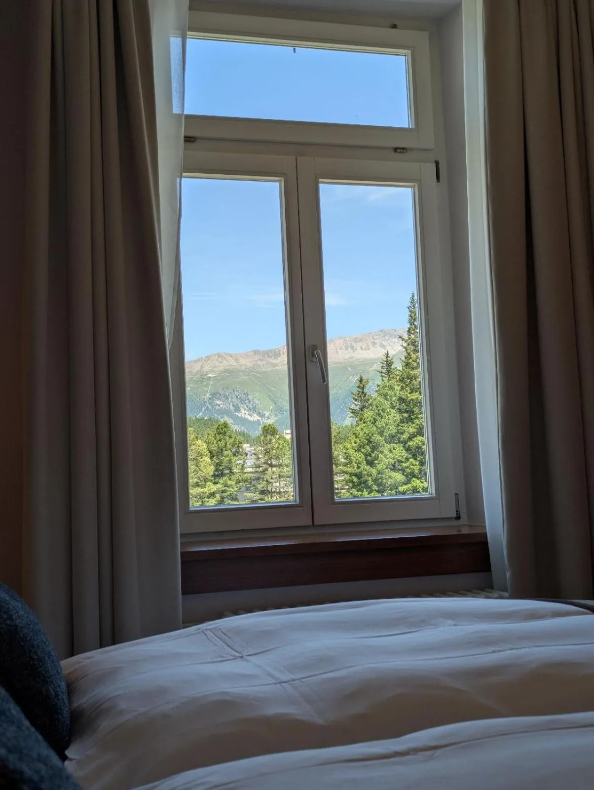 Mountain view, Bed in Grand Hotel des Bains Kempinski