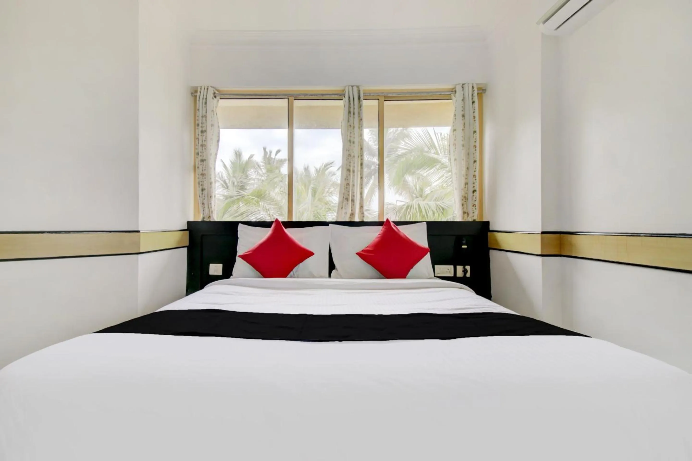 Bedroom, Bed in Hotel O Floatel International Beach Resort