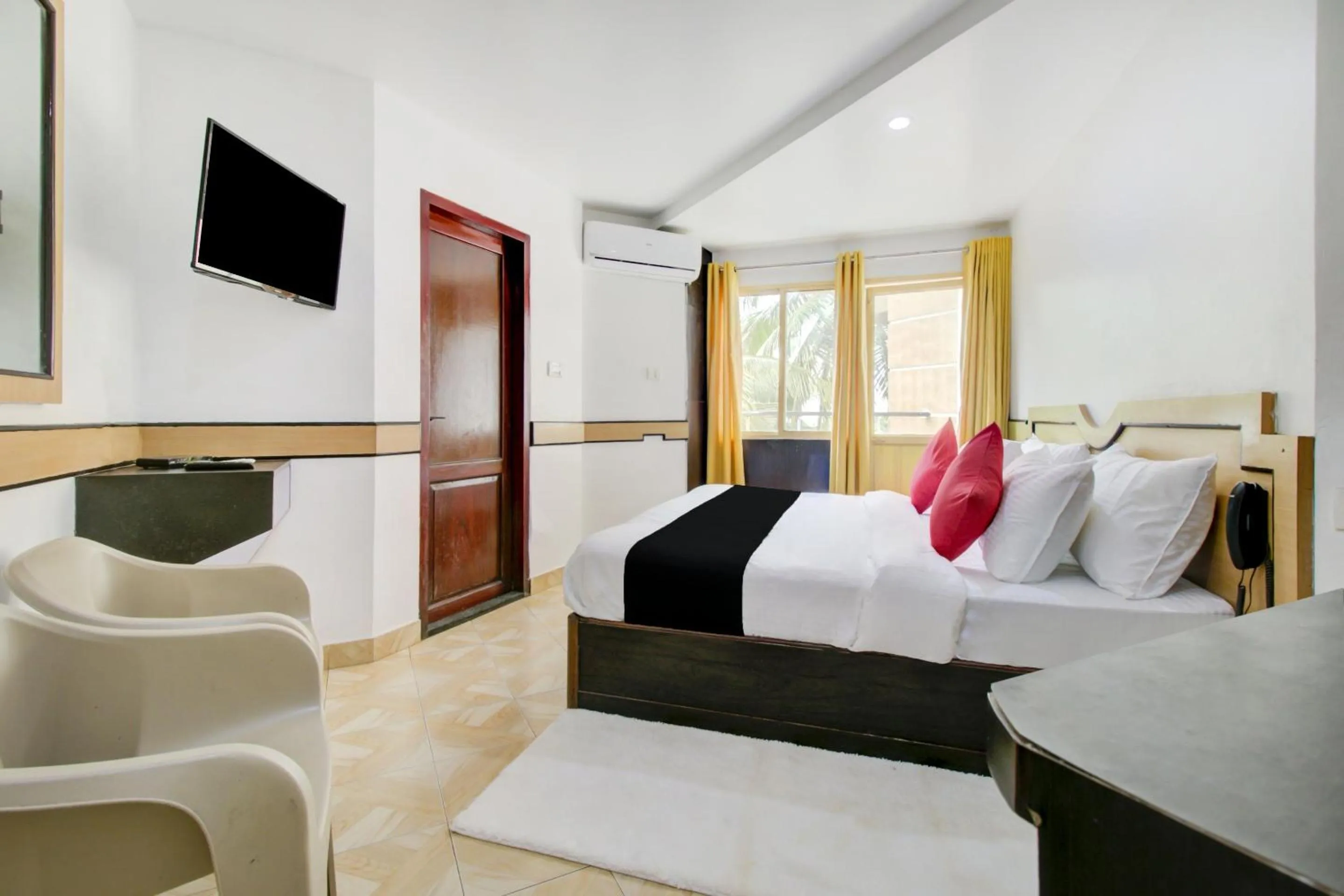 Bedroom, Bed in Hotel O Floatel International Beach Resort