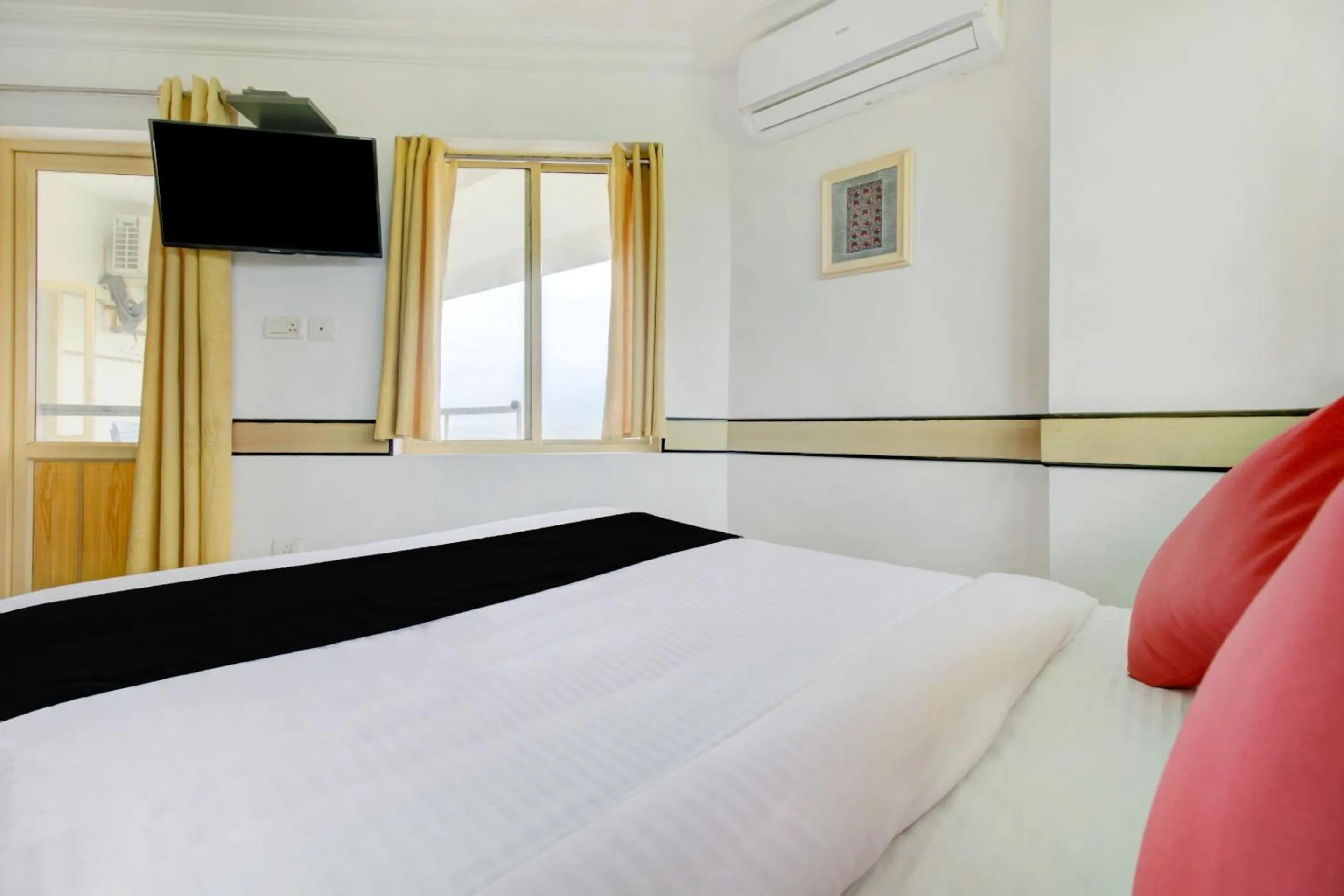 Bedroom, Bed in Hotel O Floatel International Beach Resort