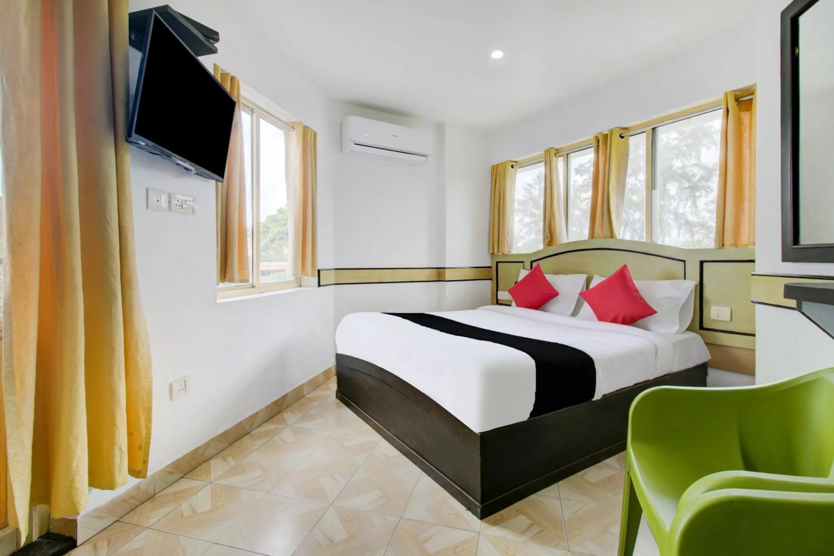 Bedroom, Bed in Hotel O Floatel International Beach Resort