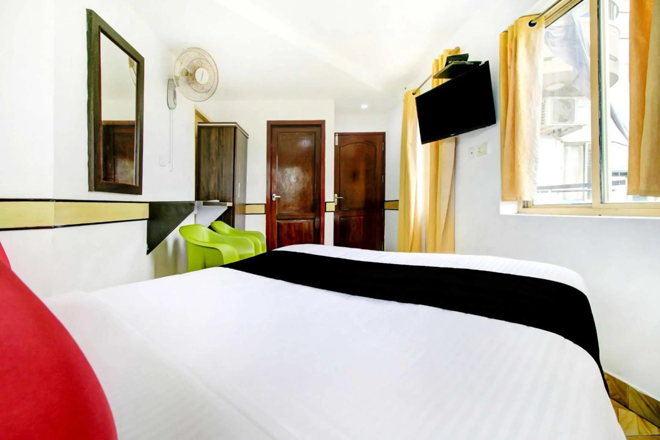 Bedroom, Bed in Hotel O Floatel International Beach Resort