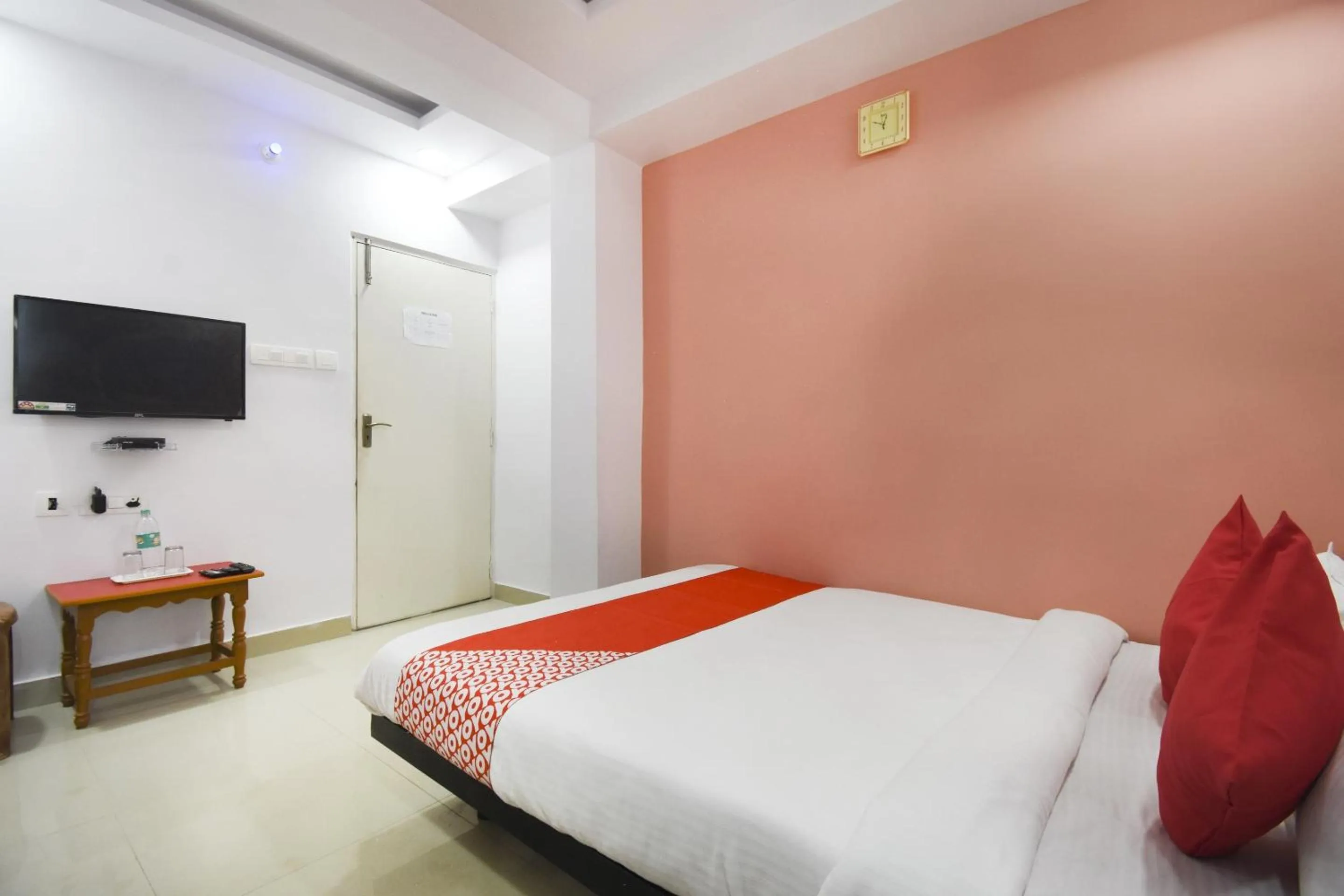 Bathroom, Bed in Super Hotel O Airport Comfort Stay