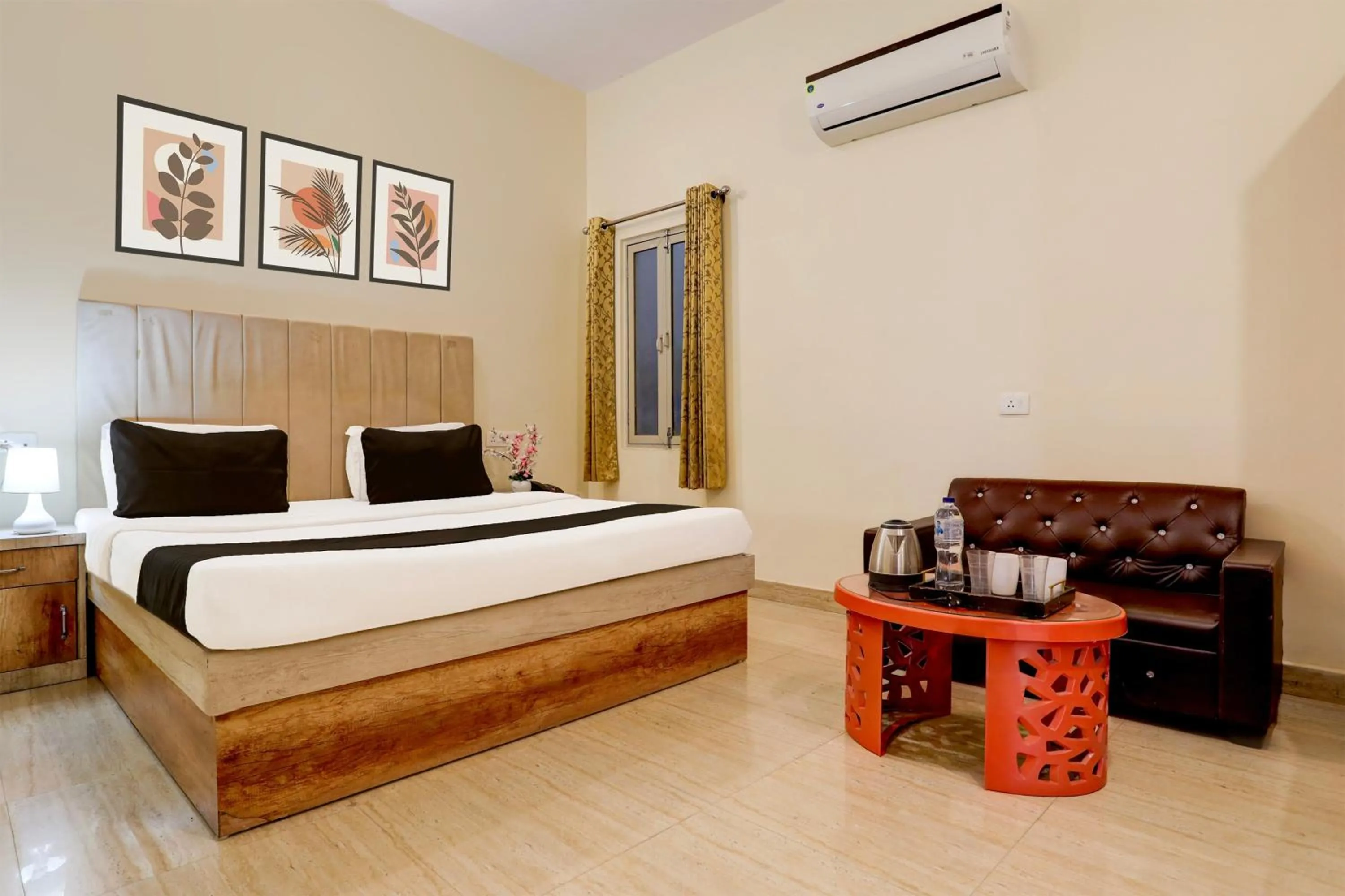 Bedroom, Bed in Super Townhouse Hyderabad Gate IIT BHU Formerly RK Heights