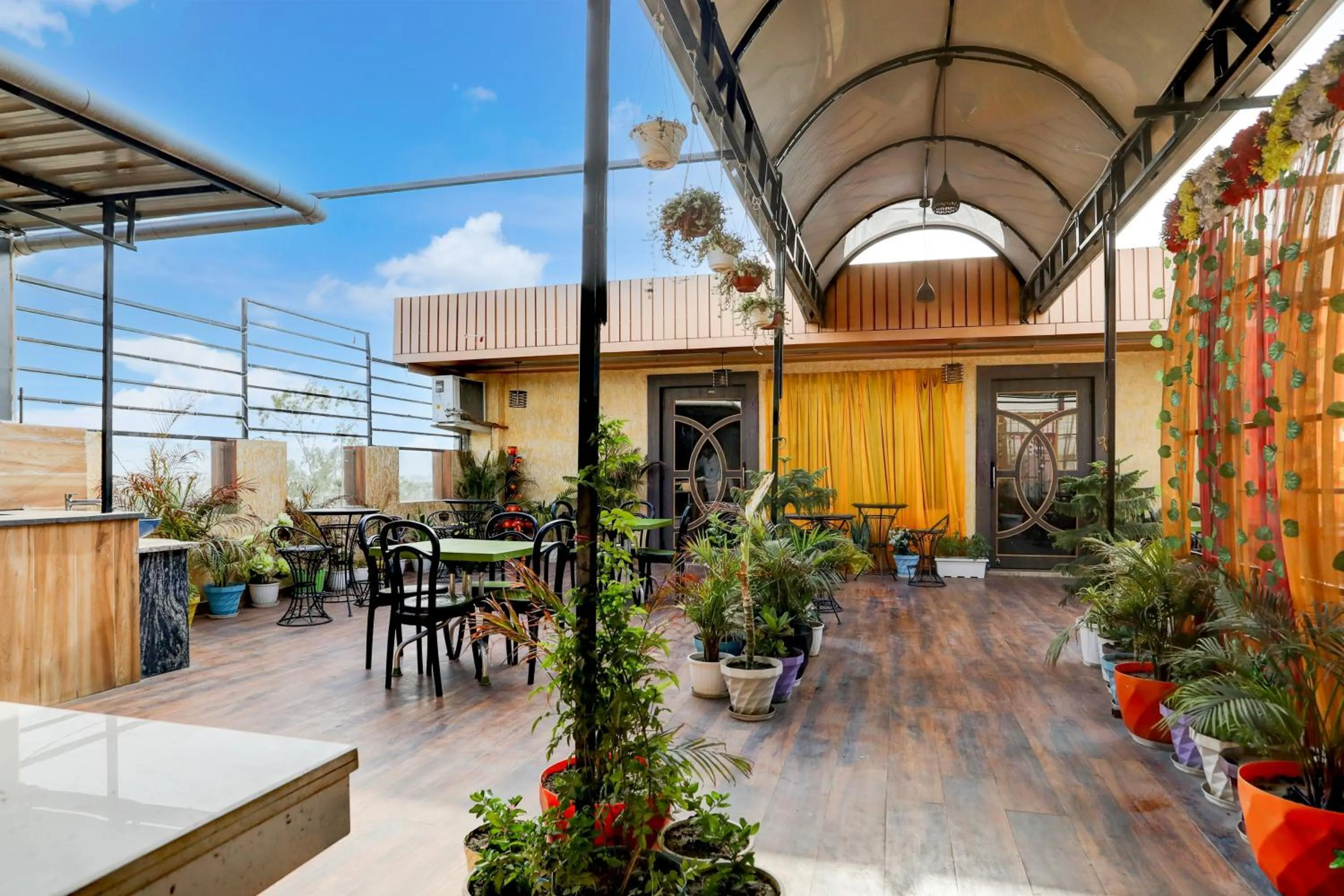 Restaurant/places to eat in Super Townhouse Hyderabad Gate IIT BHU Formerly RK Heights