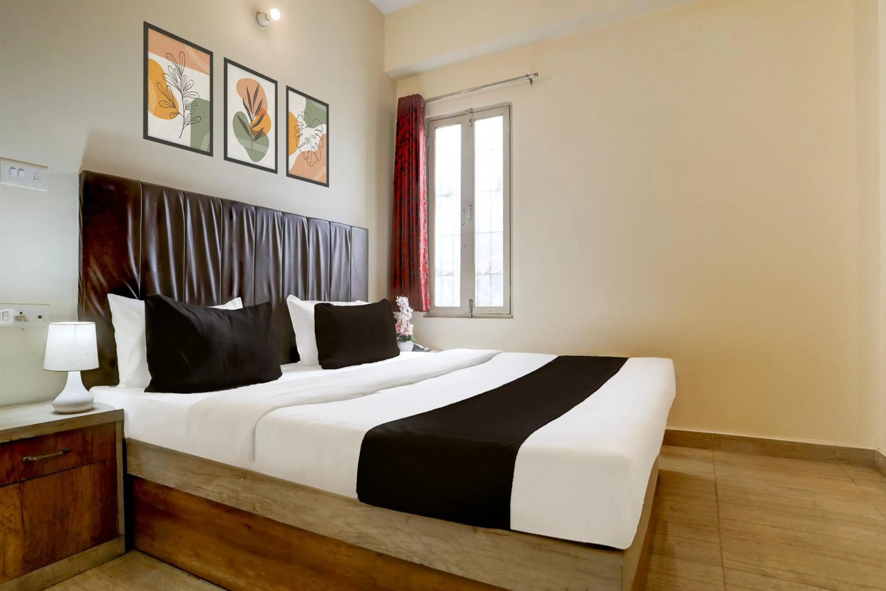 Bedroom, Bed in Super Townhouse Hyderabad Gate IIT BHU Formerly RK Heights