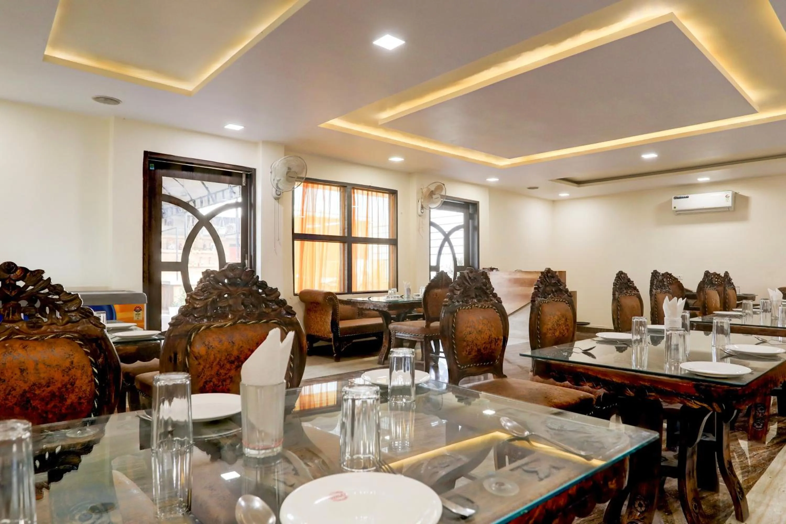 Restaurant/places to eat in Super Townhouse Hyderabad Gate IIT BHU Formerly RK Heights