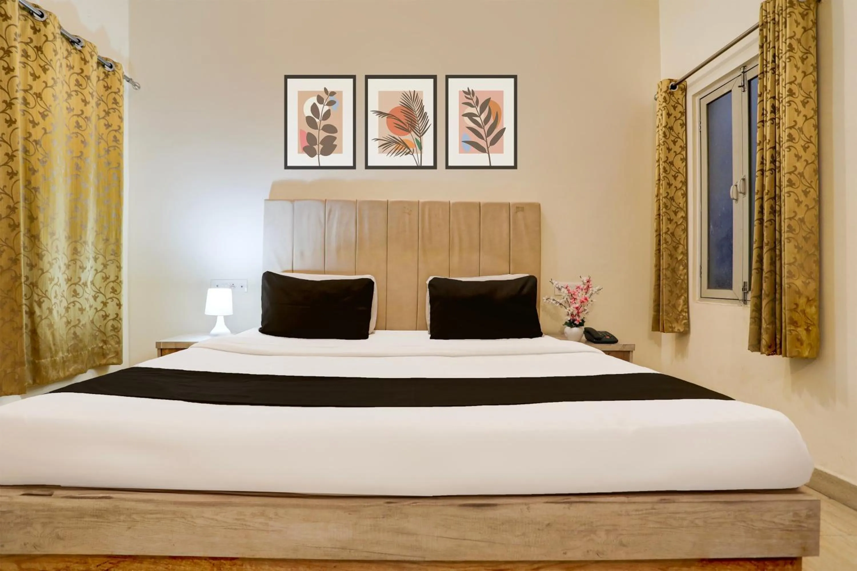 Bedroom, Bed in Super Townhouse Hyderabad Gate IIT BHU Formerly RK Heights