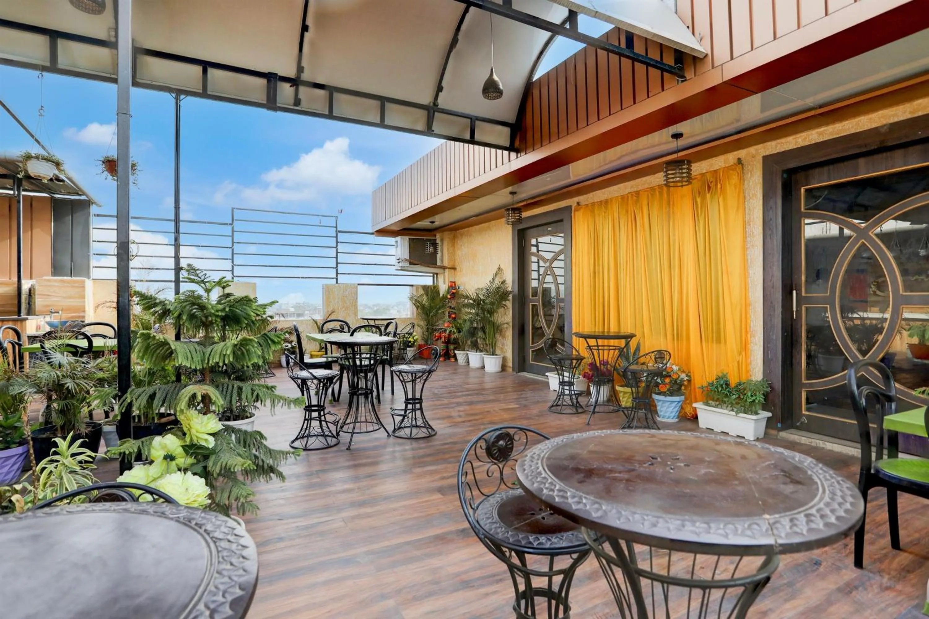 Restaurant/places to eat in Super Townhouse Hyderabad Gate IIT BHU Formerly RK Heights