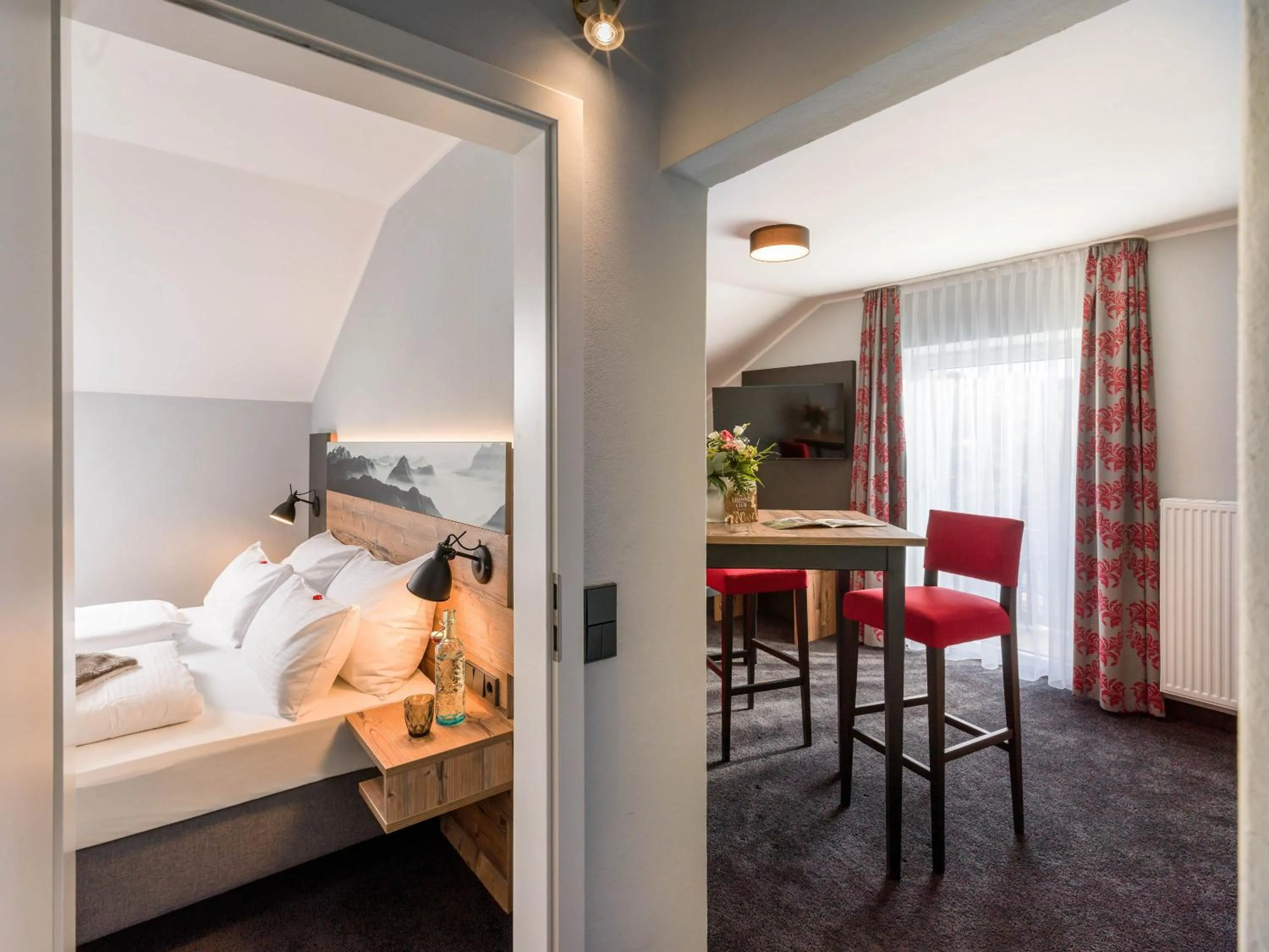 Dining area, Bed in Das Johannesbad - DAS MEDICAL SPA & VITAL REFUGIUM