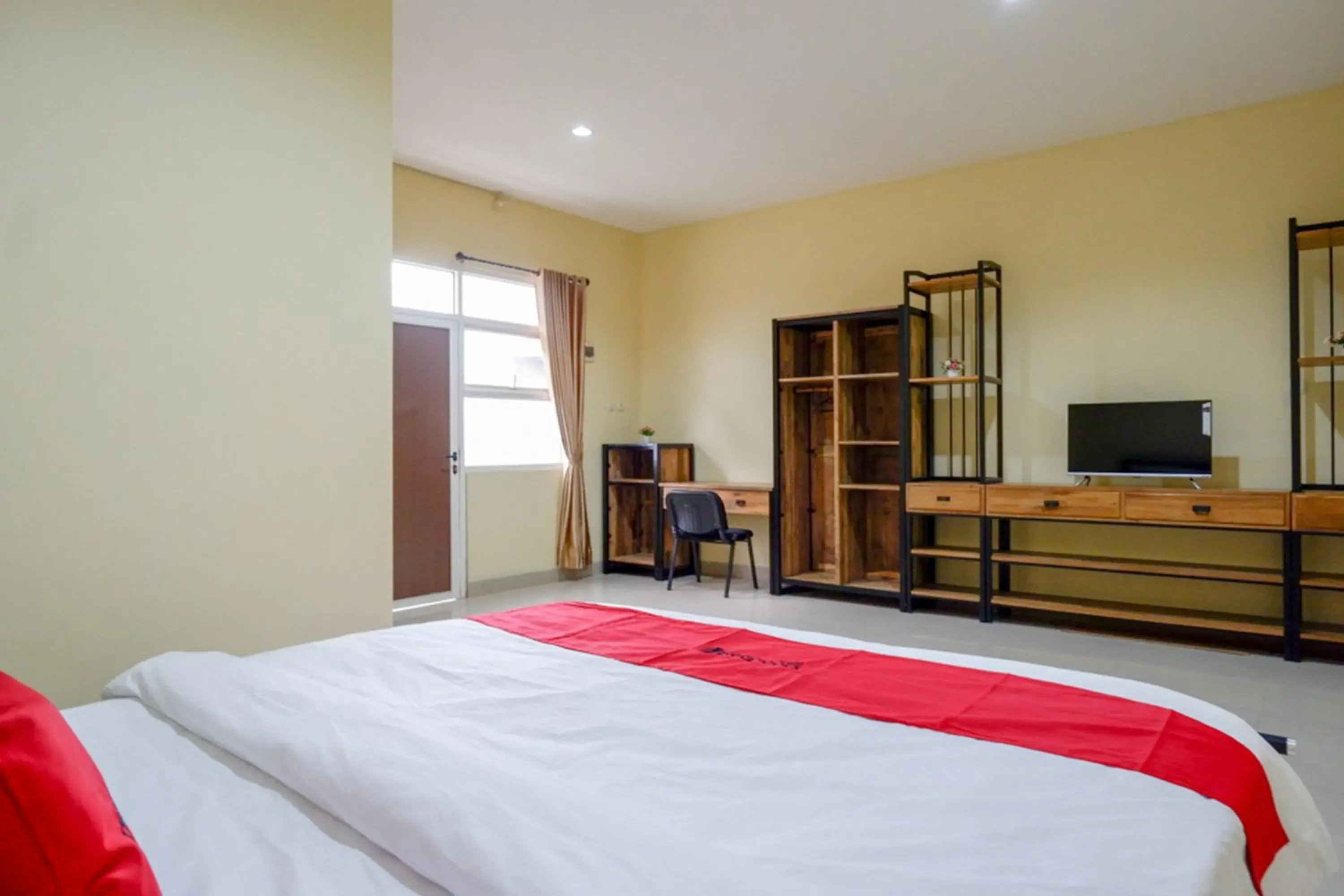 Bed in RedDoorz @ Jalan Bali Cilacap Bed in RedDoorz @ Jalan Bali Cilacap