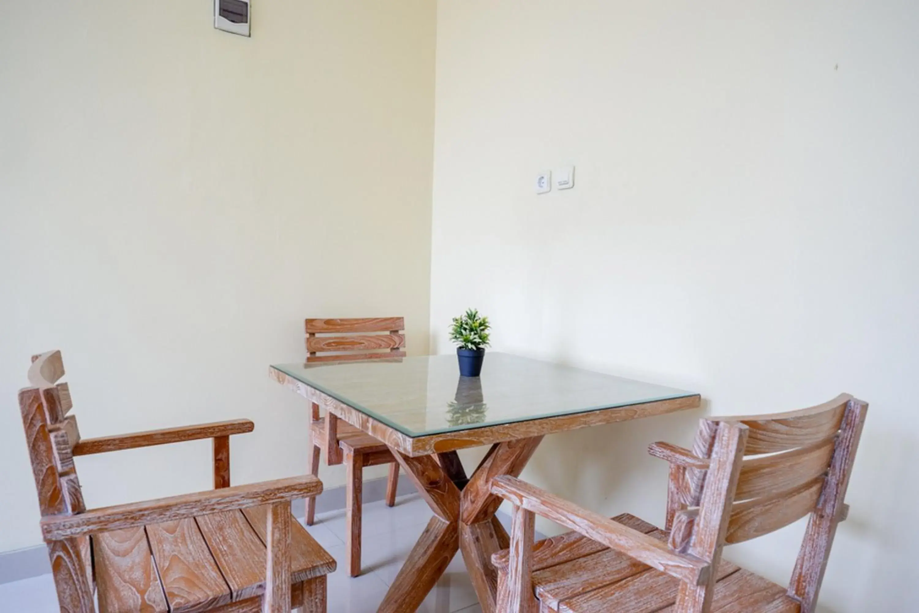 Facade/entrance in RedDoorz @ Jalan Bali Cilacap Facade/entrance in RedDoorz @ Jalan Bali Cilacap