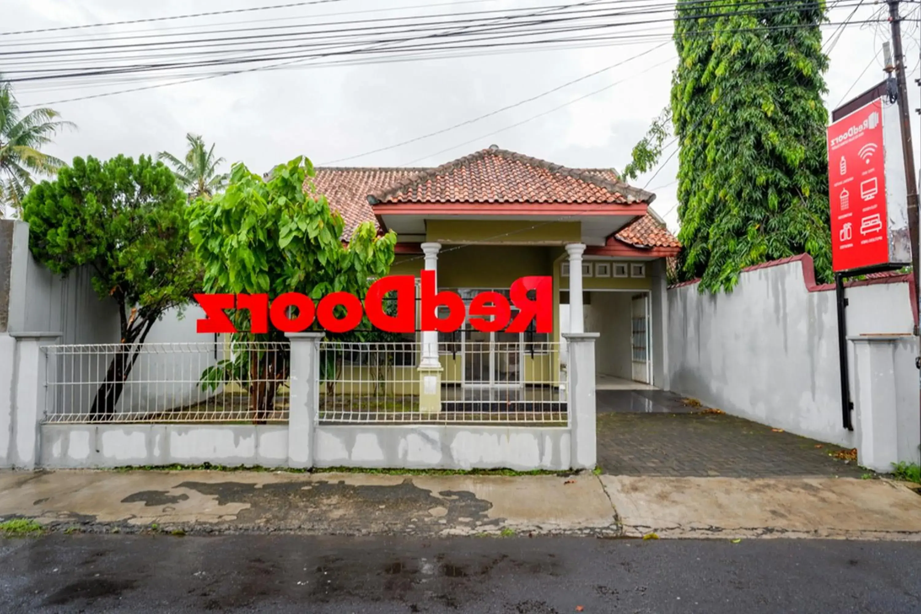 Property logo or sign in RedDoorz @ Jalan Bali Cilacap Property logo or sign in RedDoorz @ Jalan Bali Cilacap