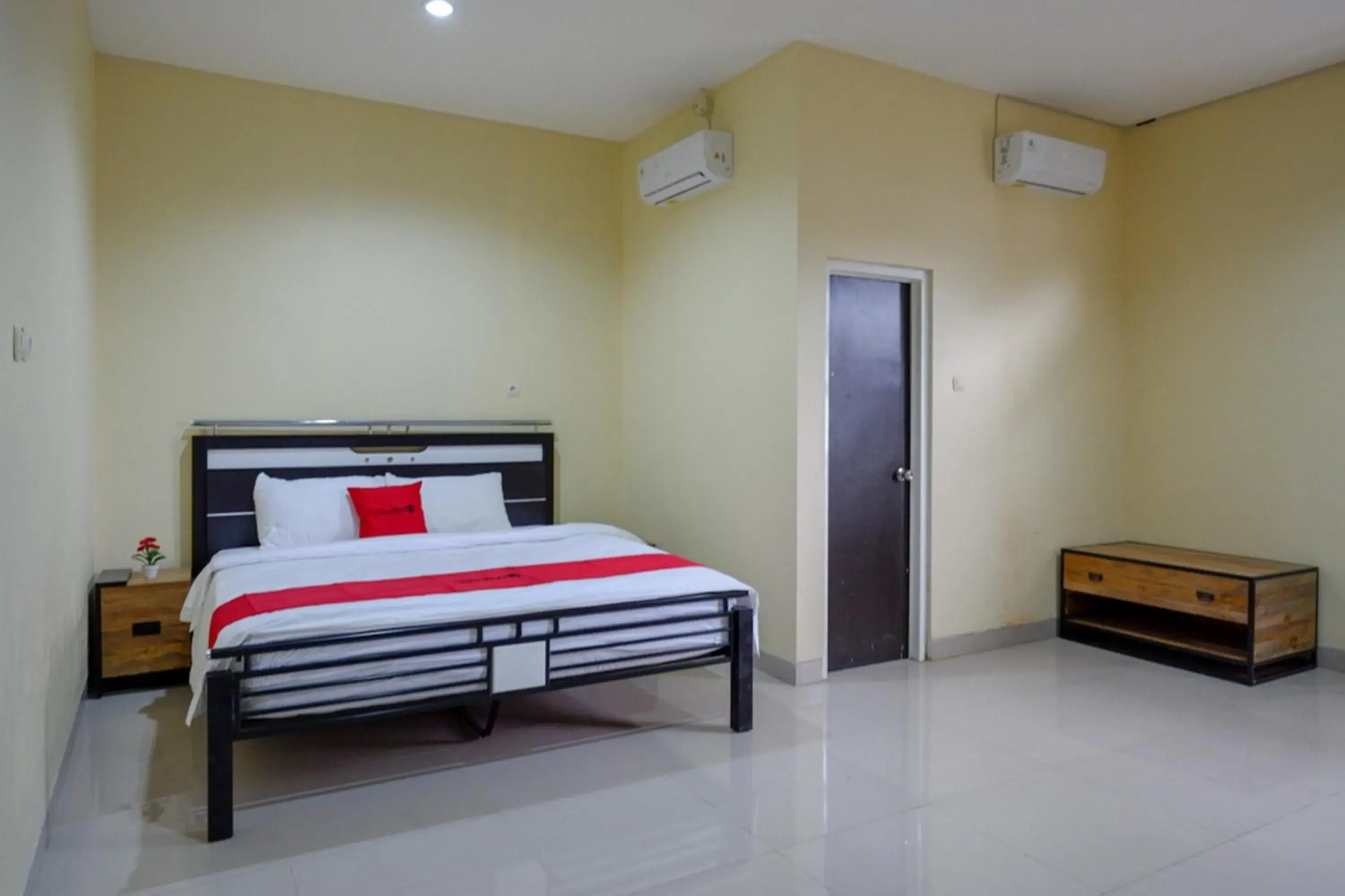 Bed in RedDoorz @ Jalan Bali Cilacap Bed in RedDoorz @ Jalan Bali Cilacap