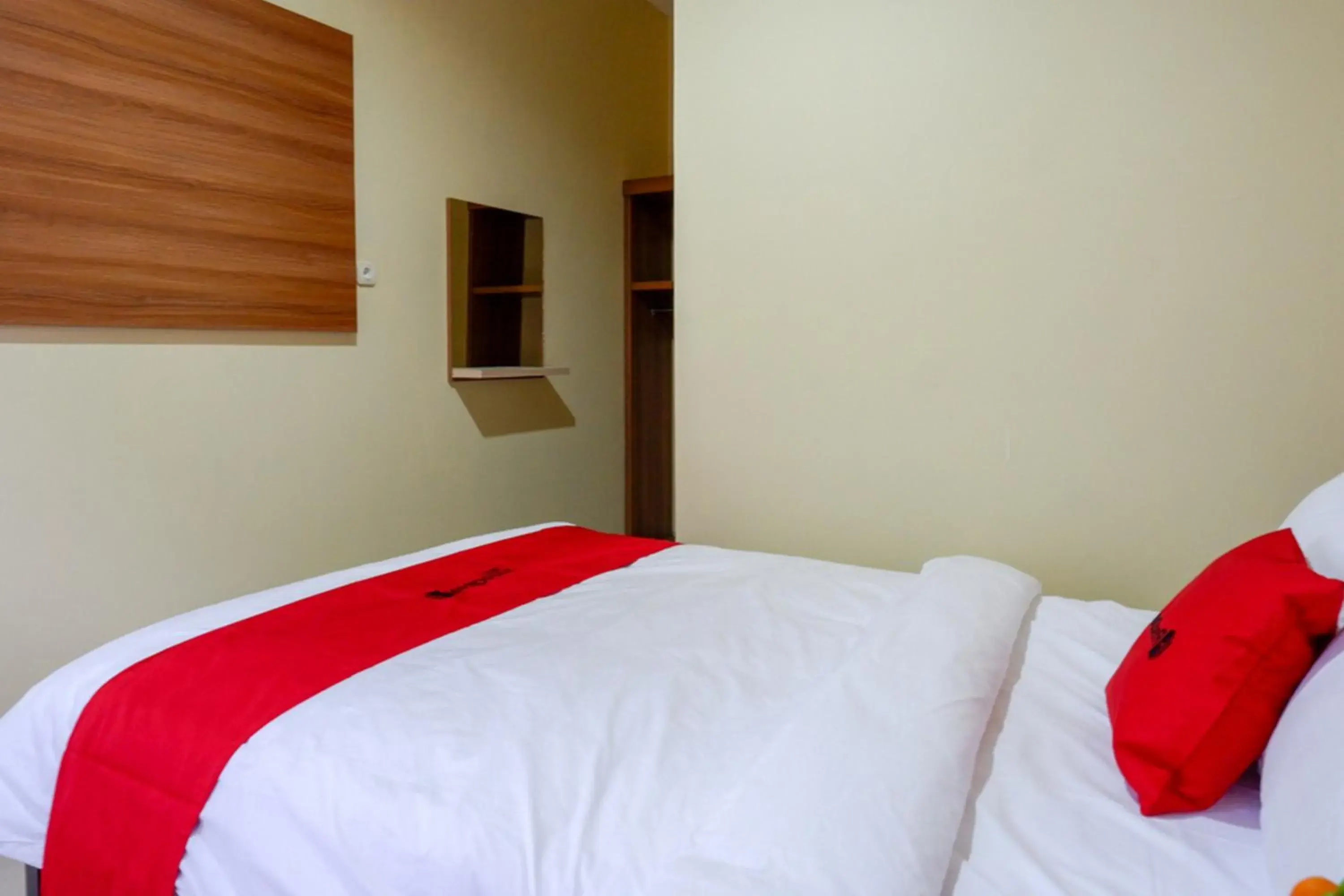 Bed in RedDoorz @ Jalan Bali Cilacap Bed in RedDoorz @ Jalan Bali Cilacap