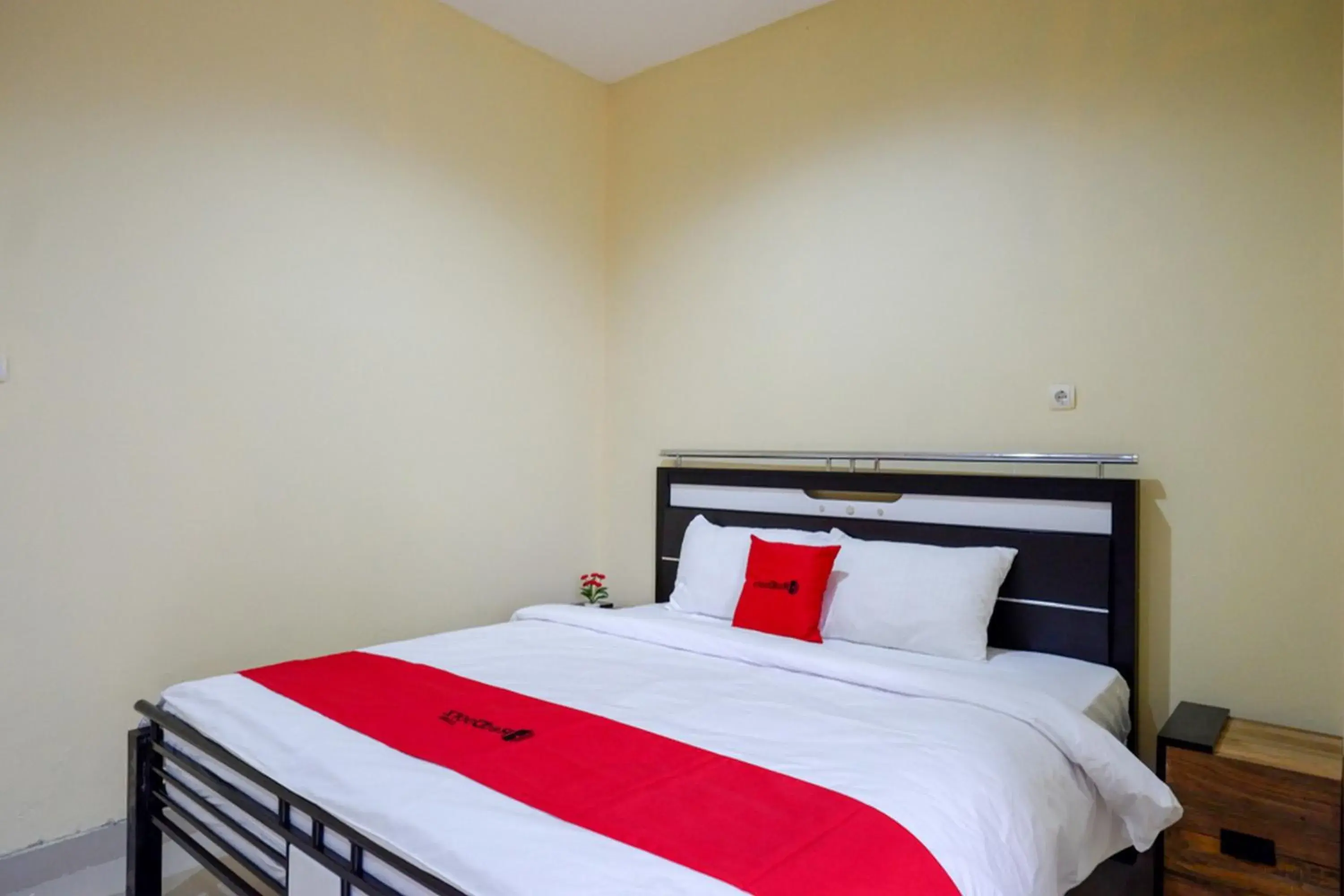 Bed in RedDoorz @ Jalan Bali Cilacap Bed in RedDoorz @ Jalan Bali Cilacap