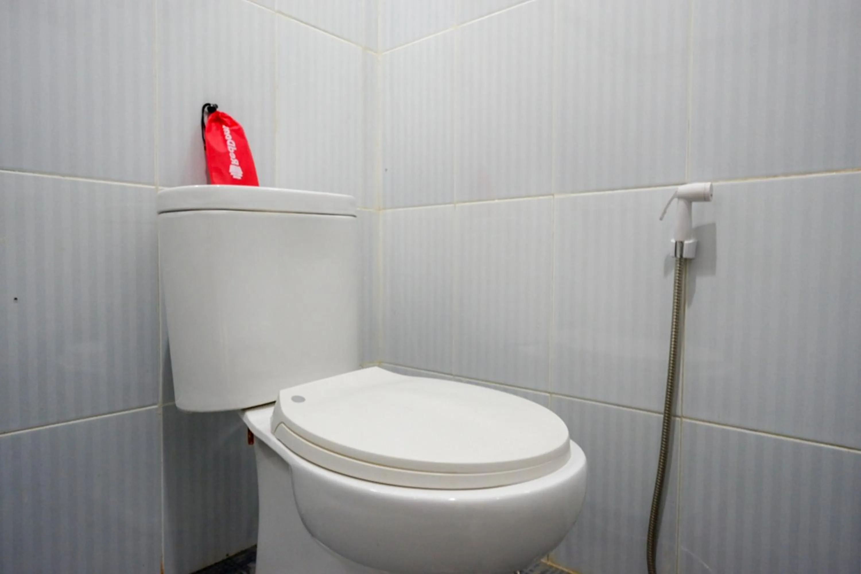 Bathroom in RedDoorz @ Jalan Bali Cilacap