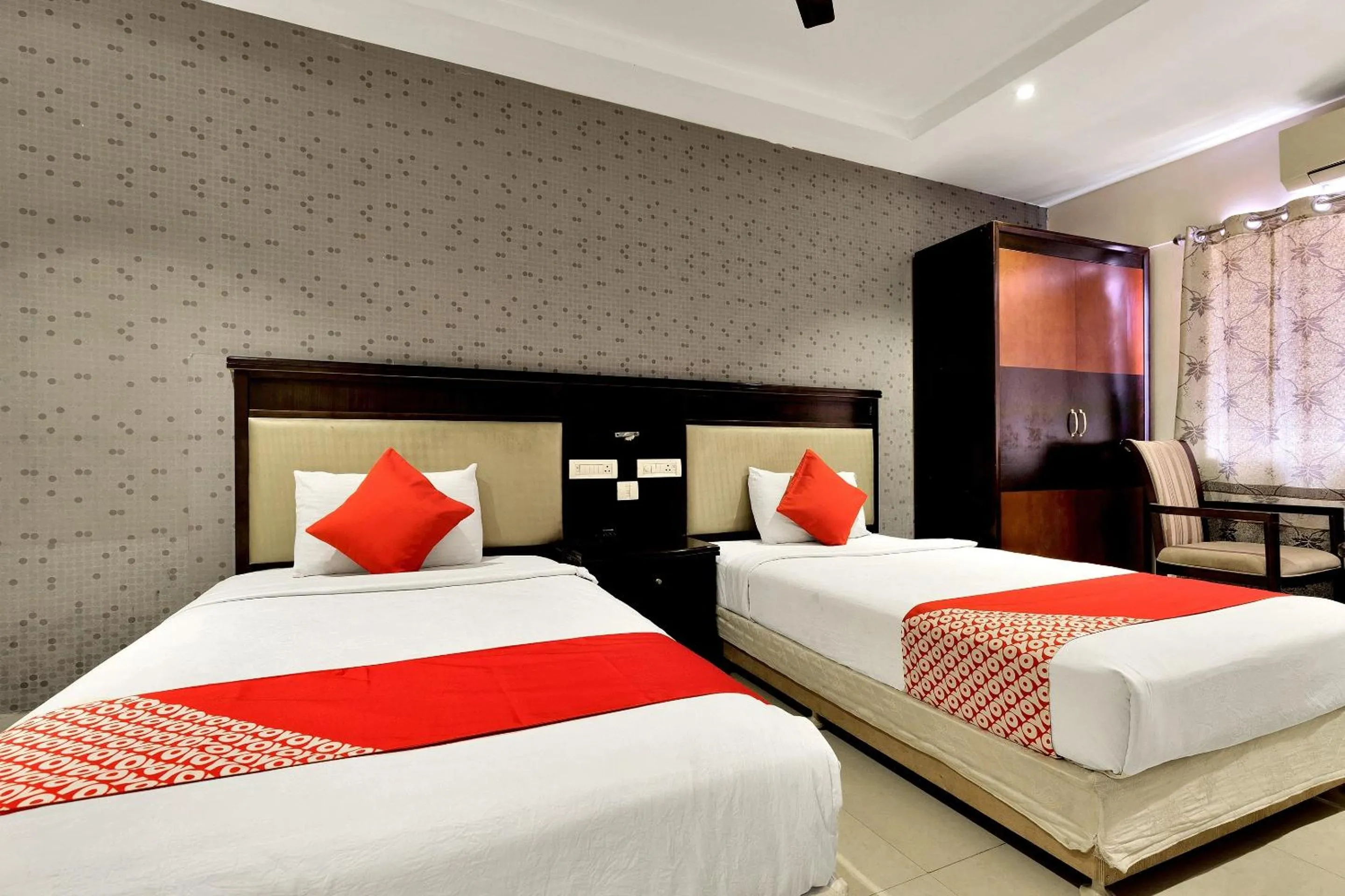 Facade/entrance, Bed in Super Capital O Rudra Grand Near Kondapur x Road
