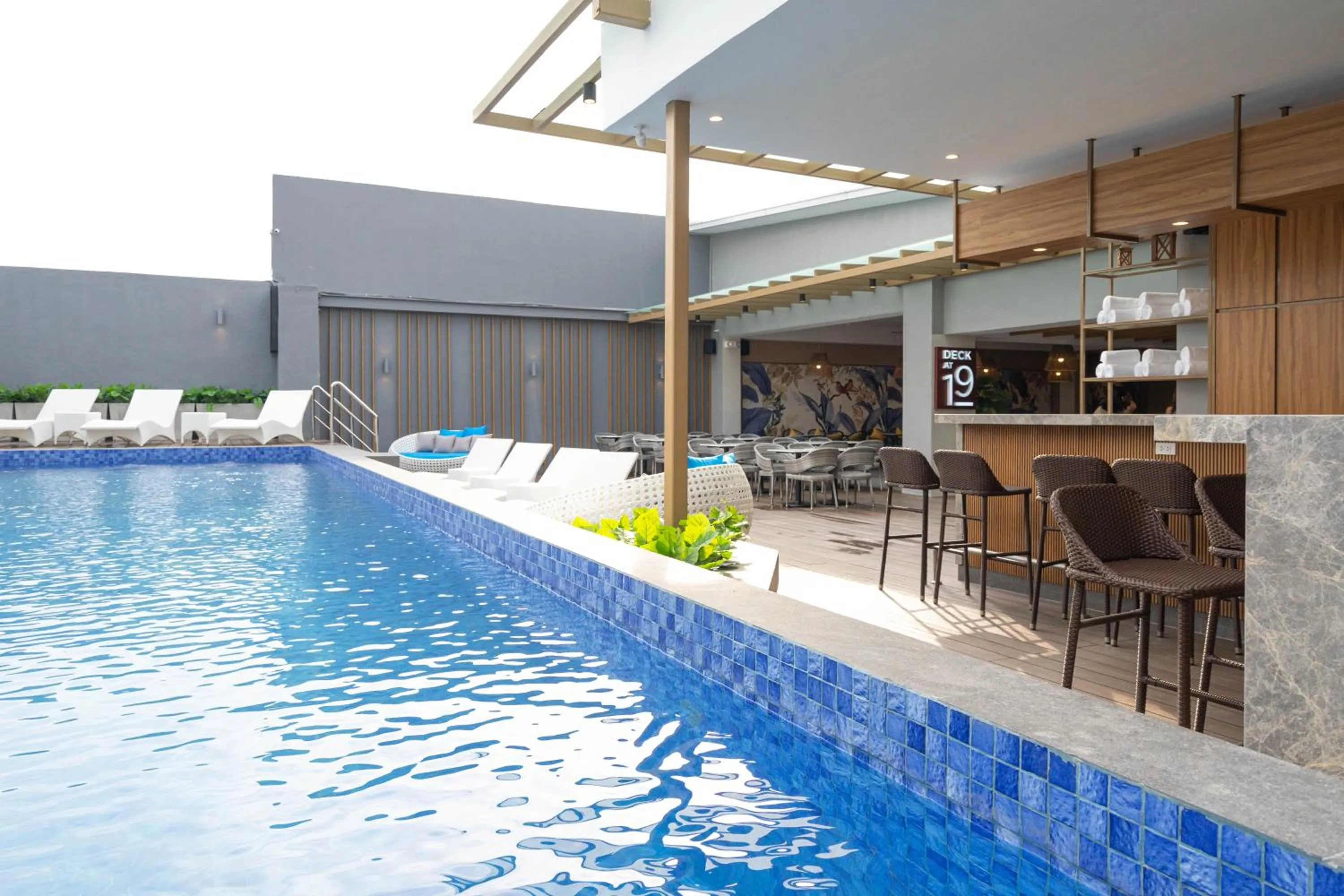 Swimming pool in Bayfront Hotel Cebu Capitol Site