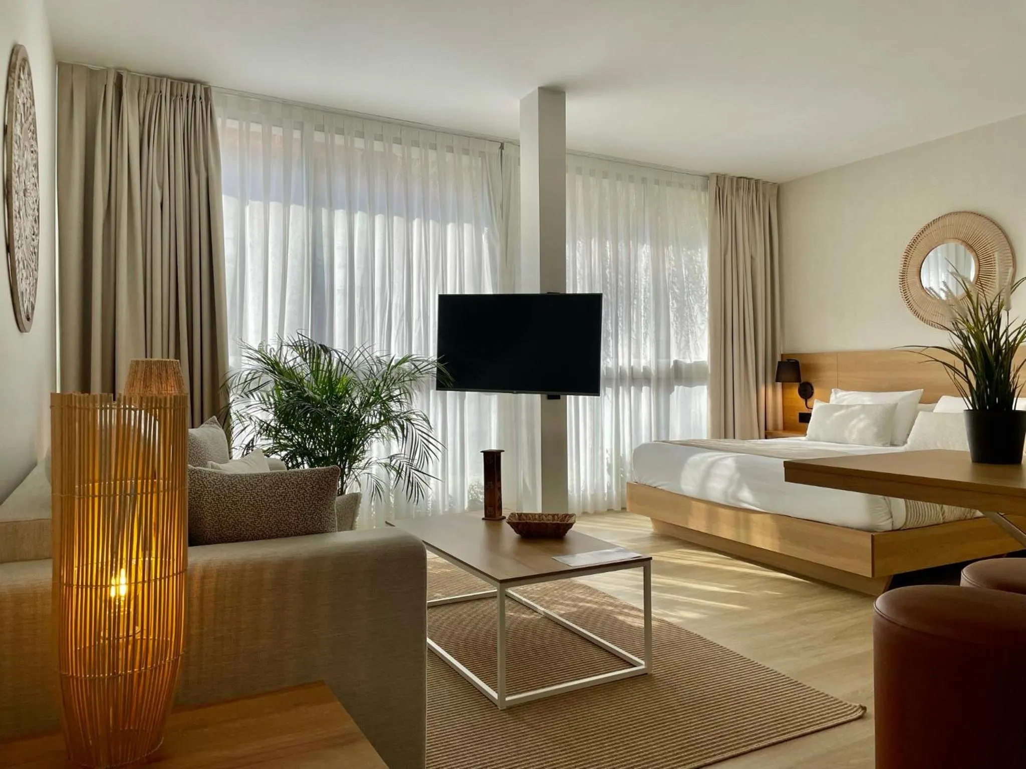 Living room, Bed in Hotel Emblemático Hi Suites