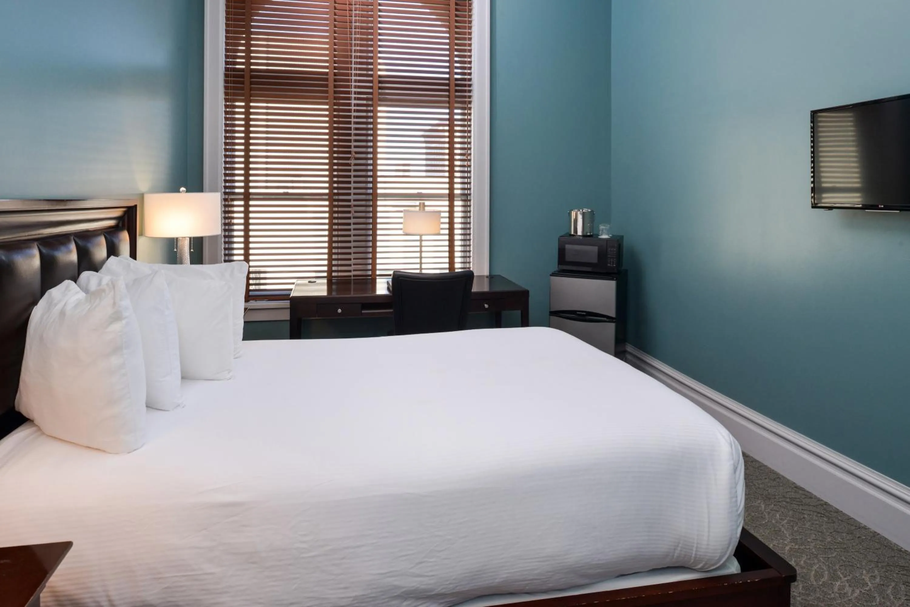 Bedroom, Bed in Montvale Hotel